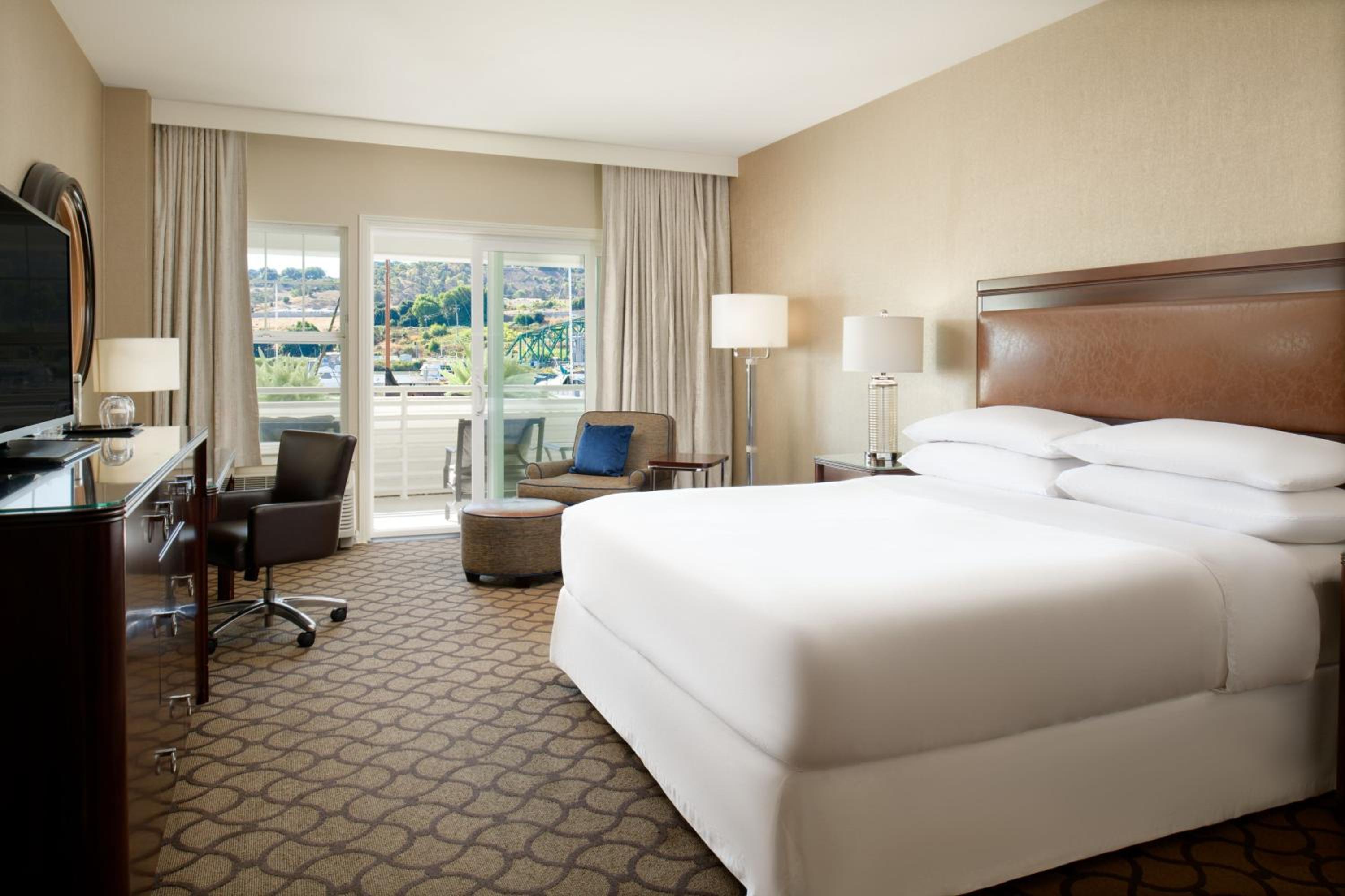 Deluxe King Room with Patio and Marina View - Photo 7