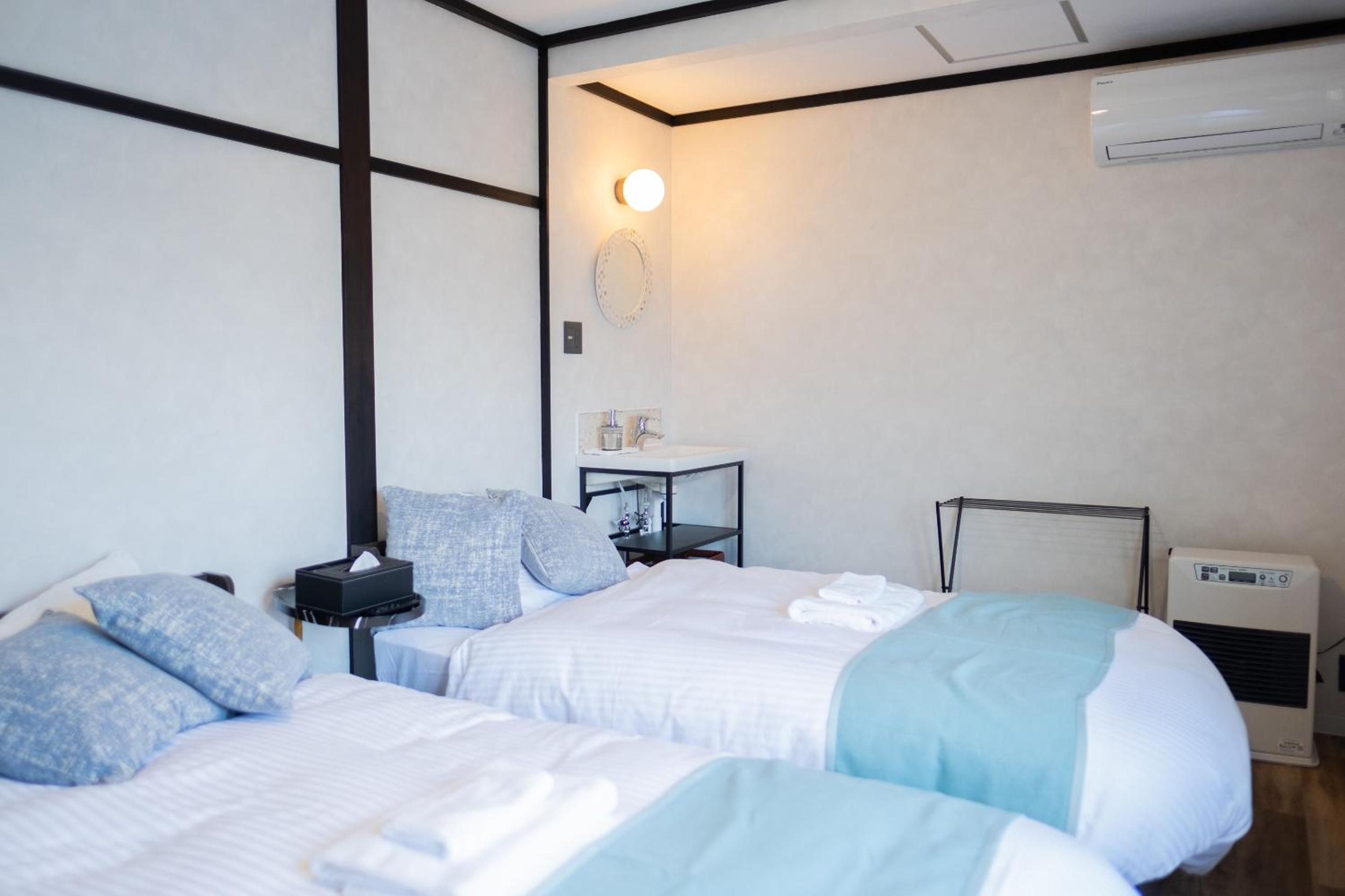 Standard Twin Room with Shared Bathroom photo 1
