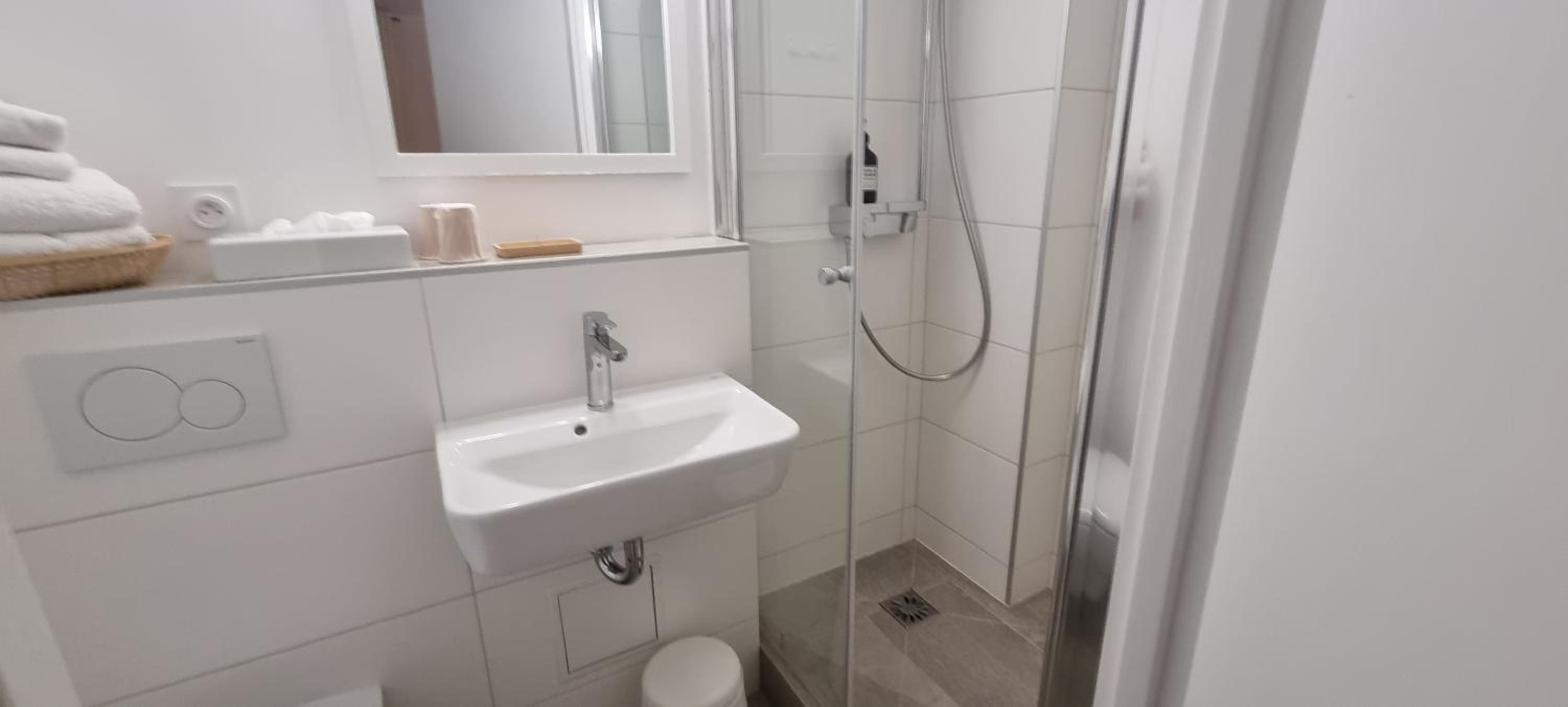 Standard Double Room - Photo 7