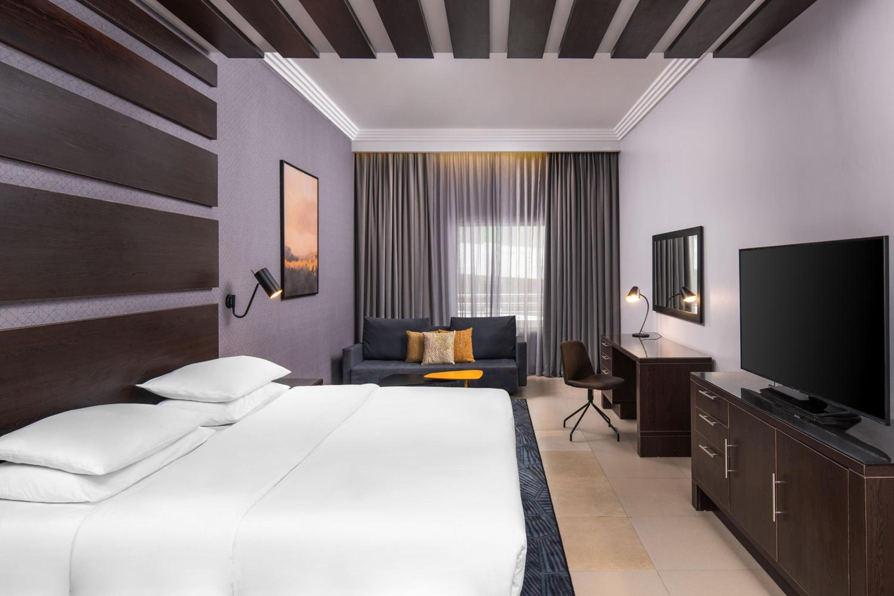 Executive King Room with City View - Executive Lounge Access photo 2