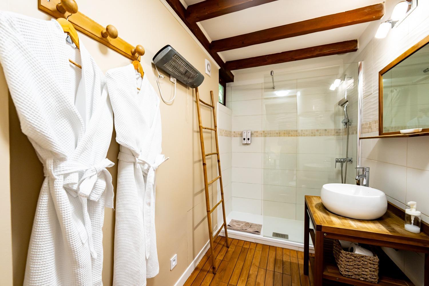 Suite with Hot Tub photo 3