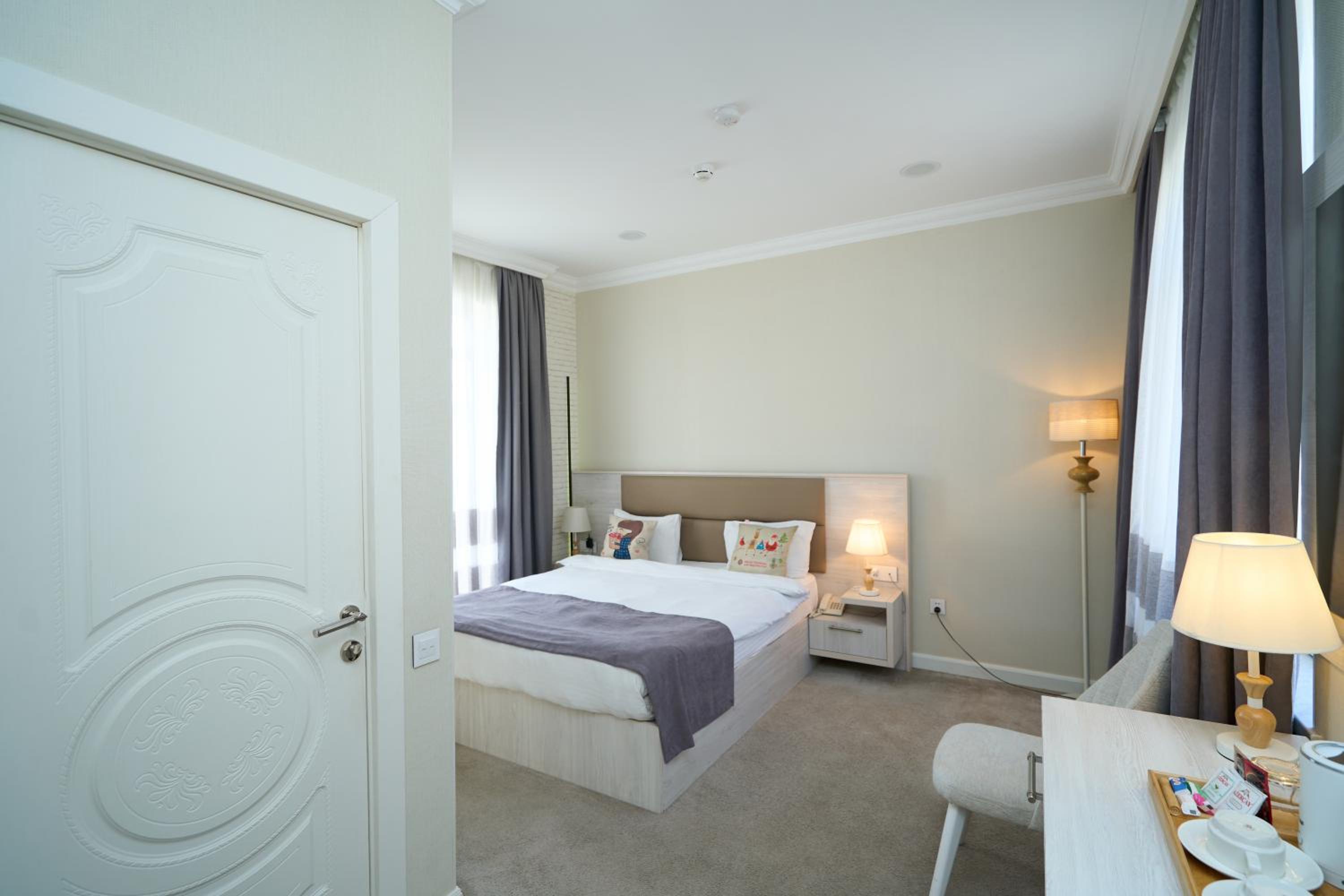 Deluxe Room with Balcony photo 3