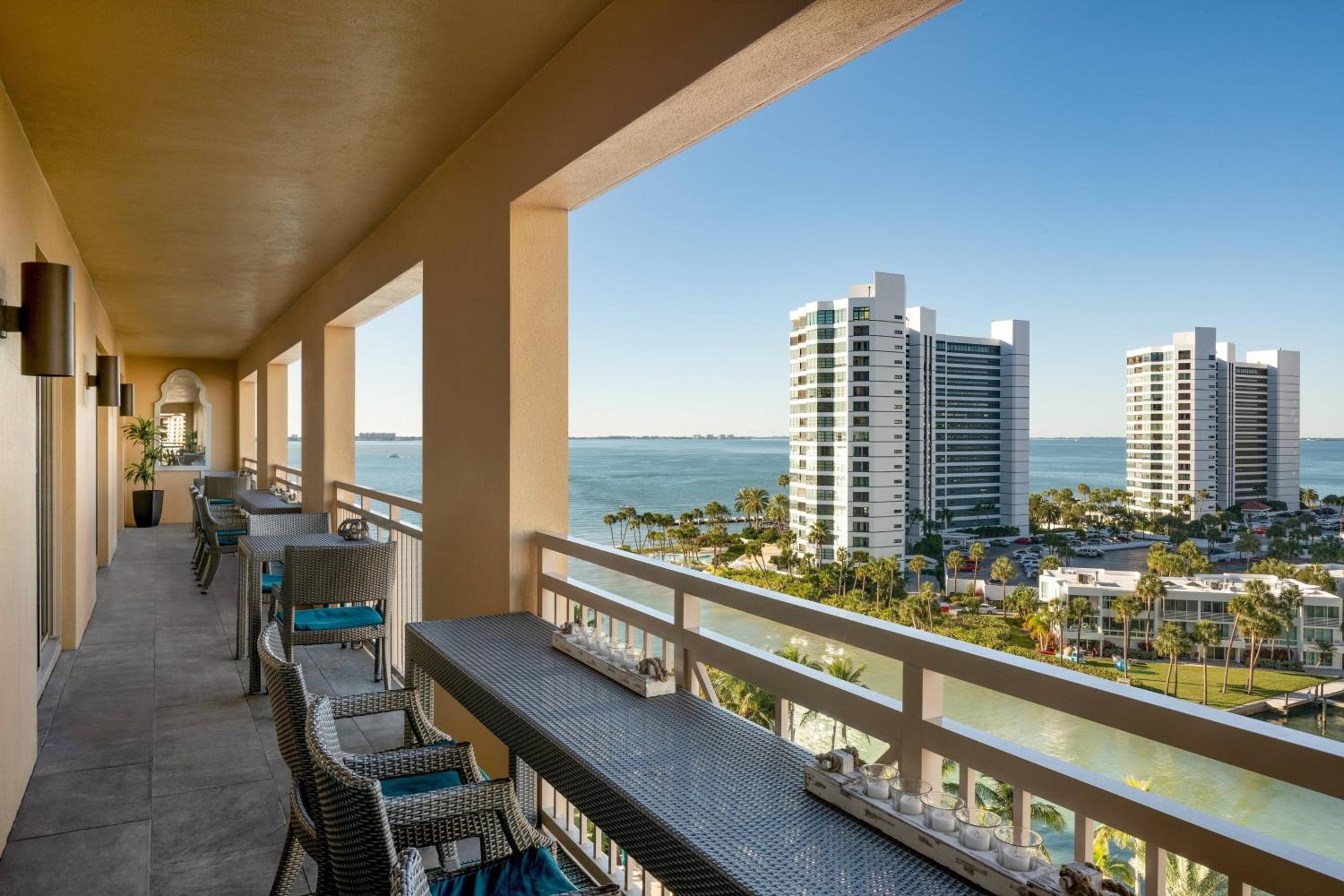 Club Resort View, Club level, Guest room, 1 King, High floor - Photo 3