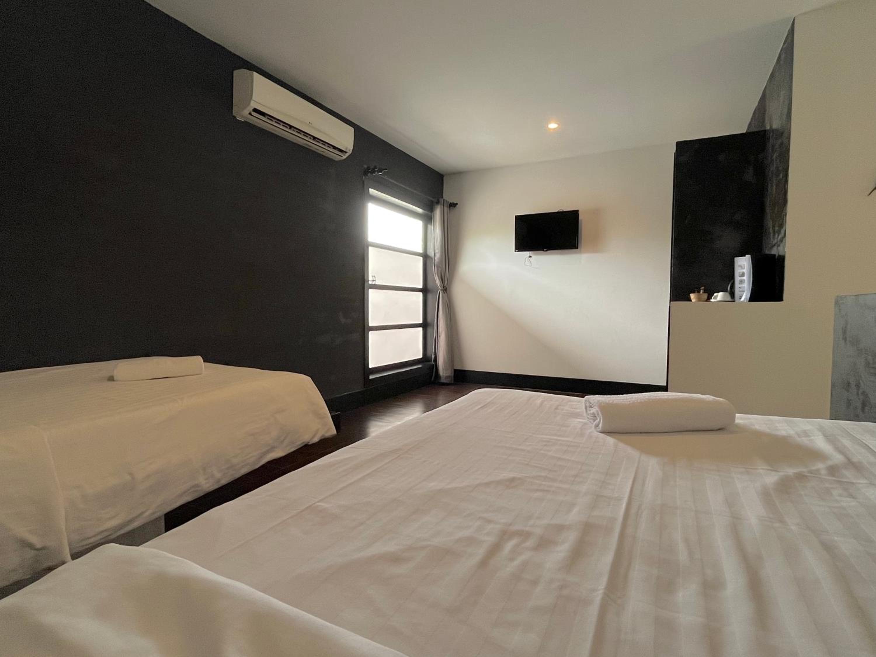 Large Twin Room - Photo 3