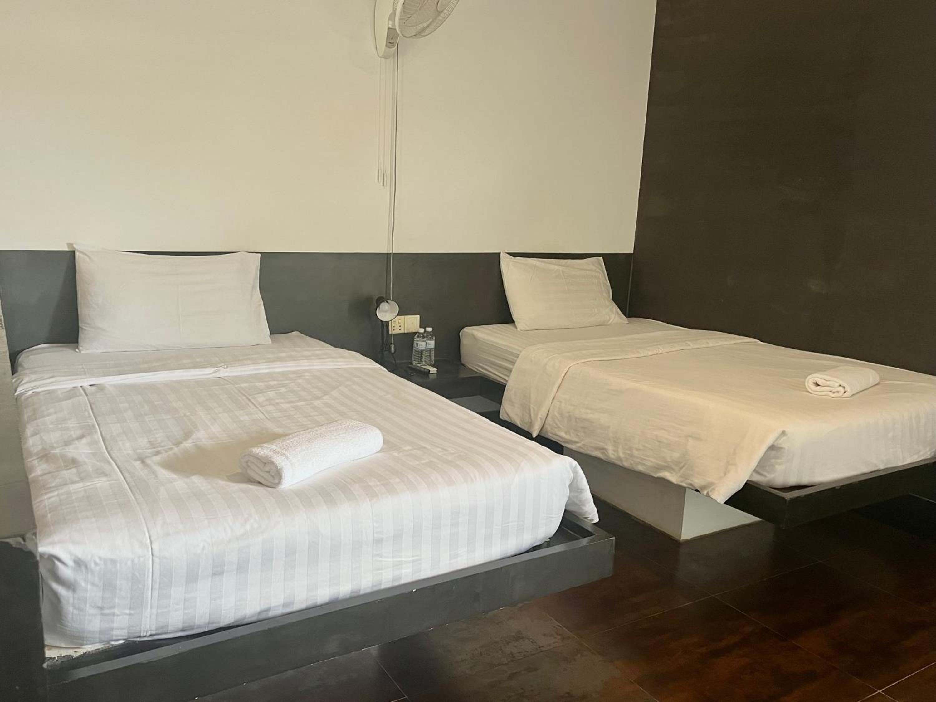 Large Twin Room - Photo 2