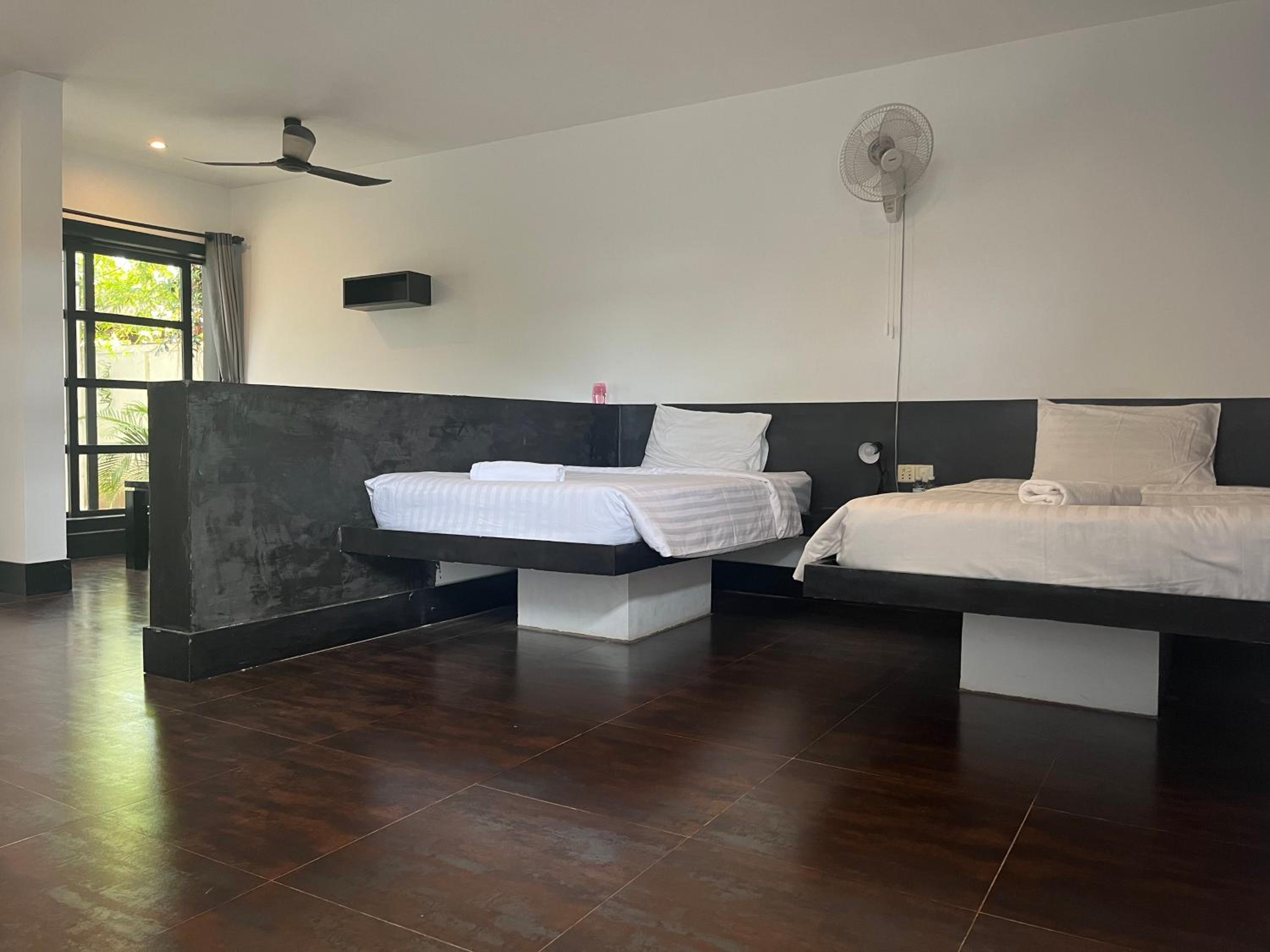 Large Twin Room - Photo 1