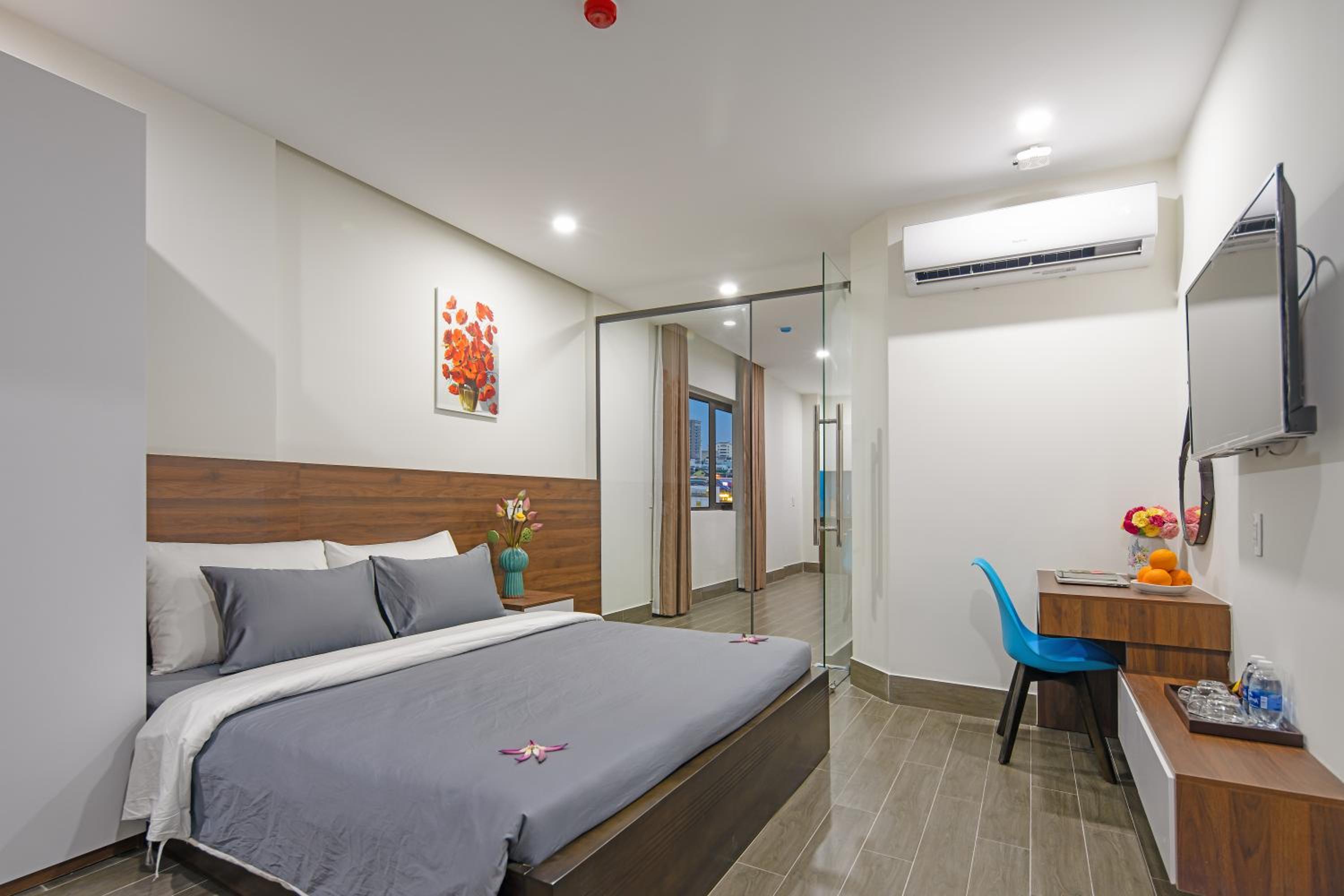 One-Bedroom Apartment - Photo 2