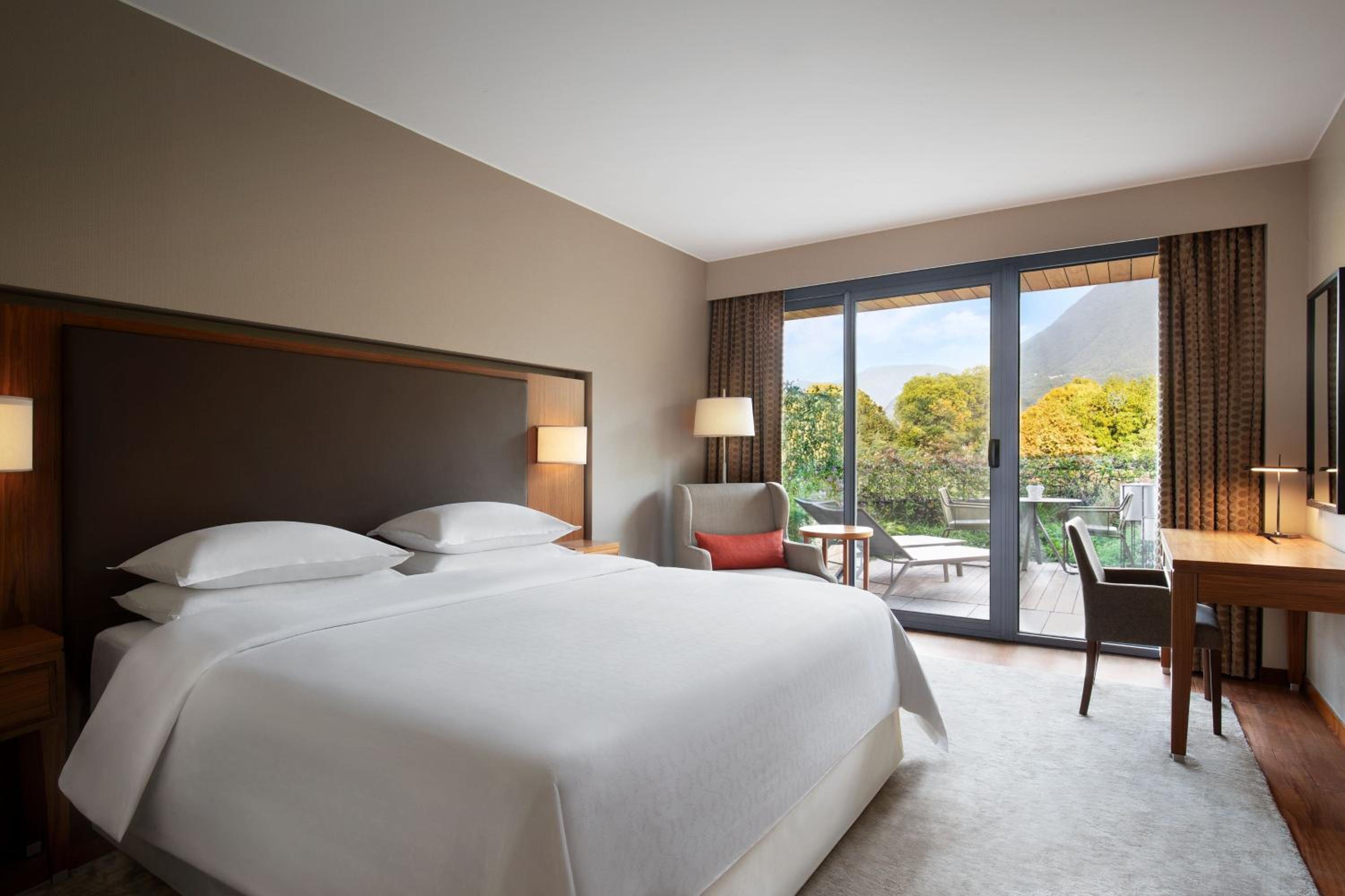 Deluxe King Room with Balcony - Photo 1