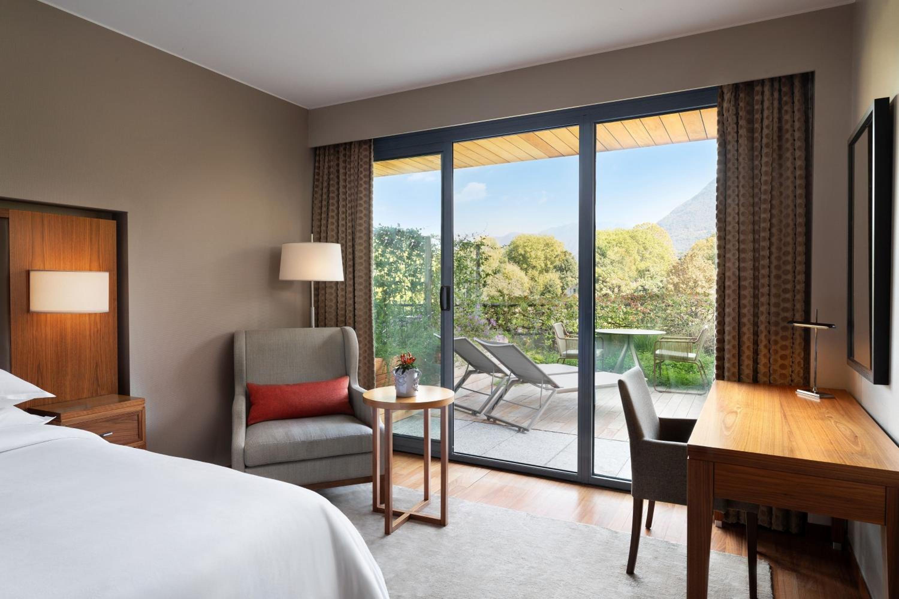 Deluxe King Room with Balcony - Photo 3