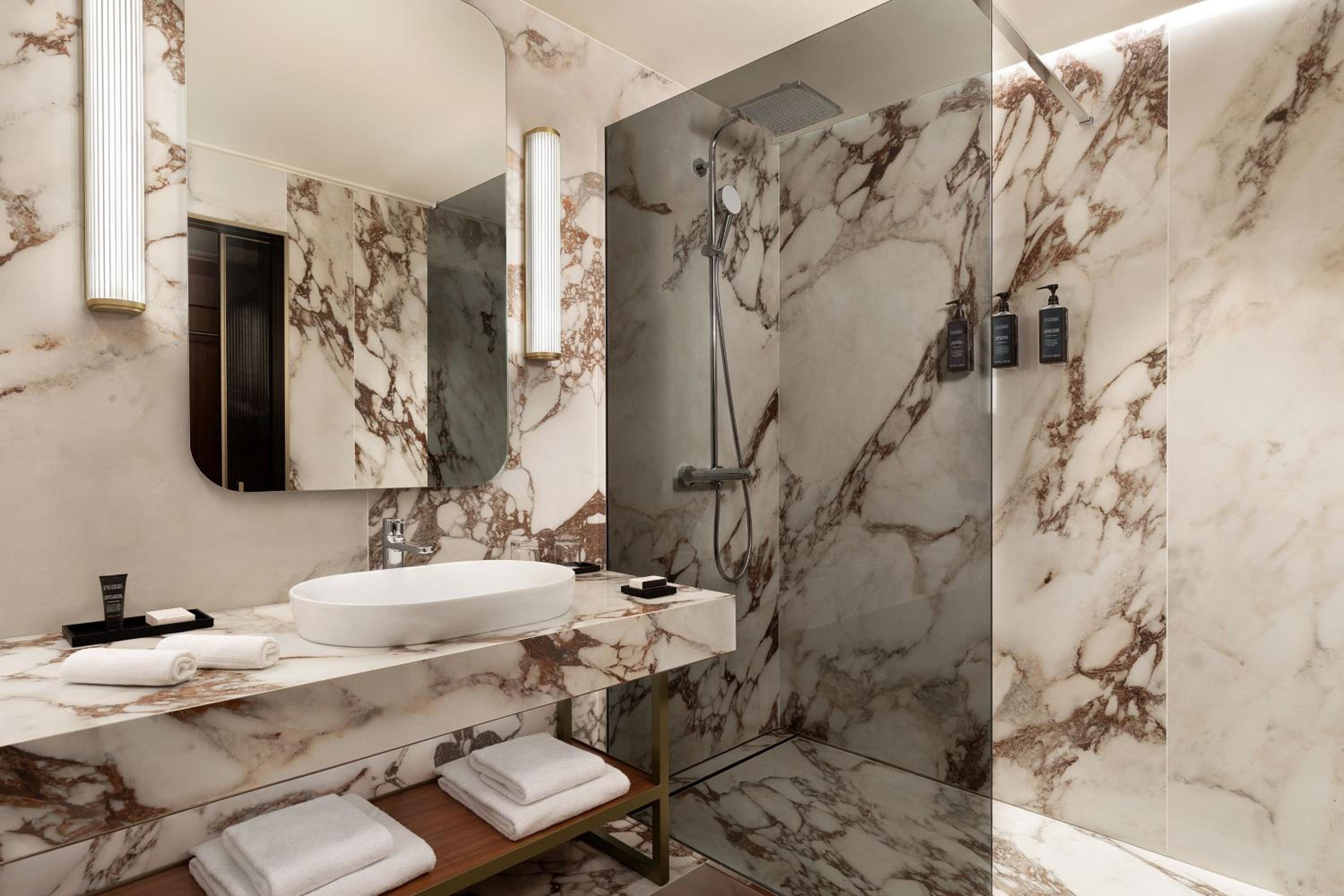 Deluxe King Room - Photo 7
