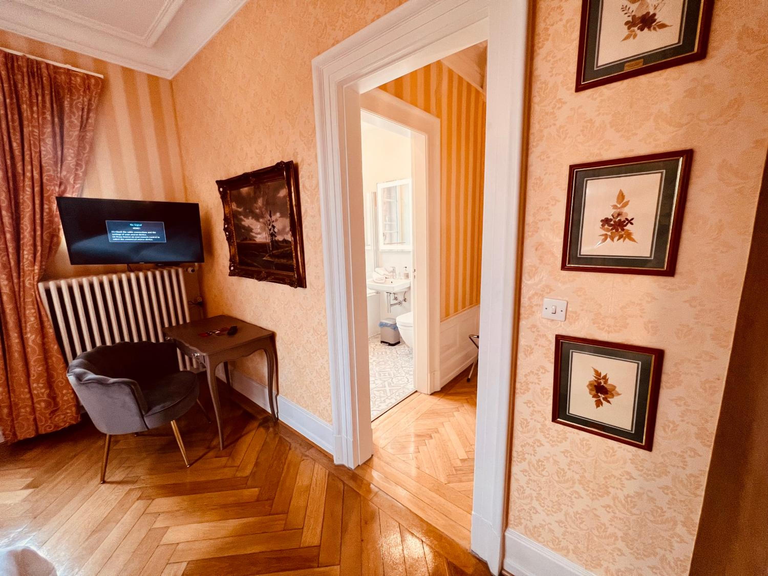 Romantic Family Room - Photo 6