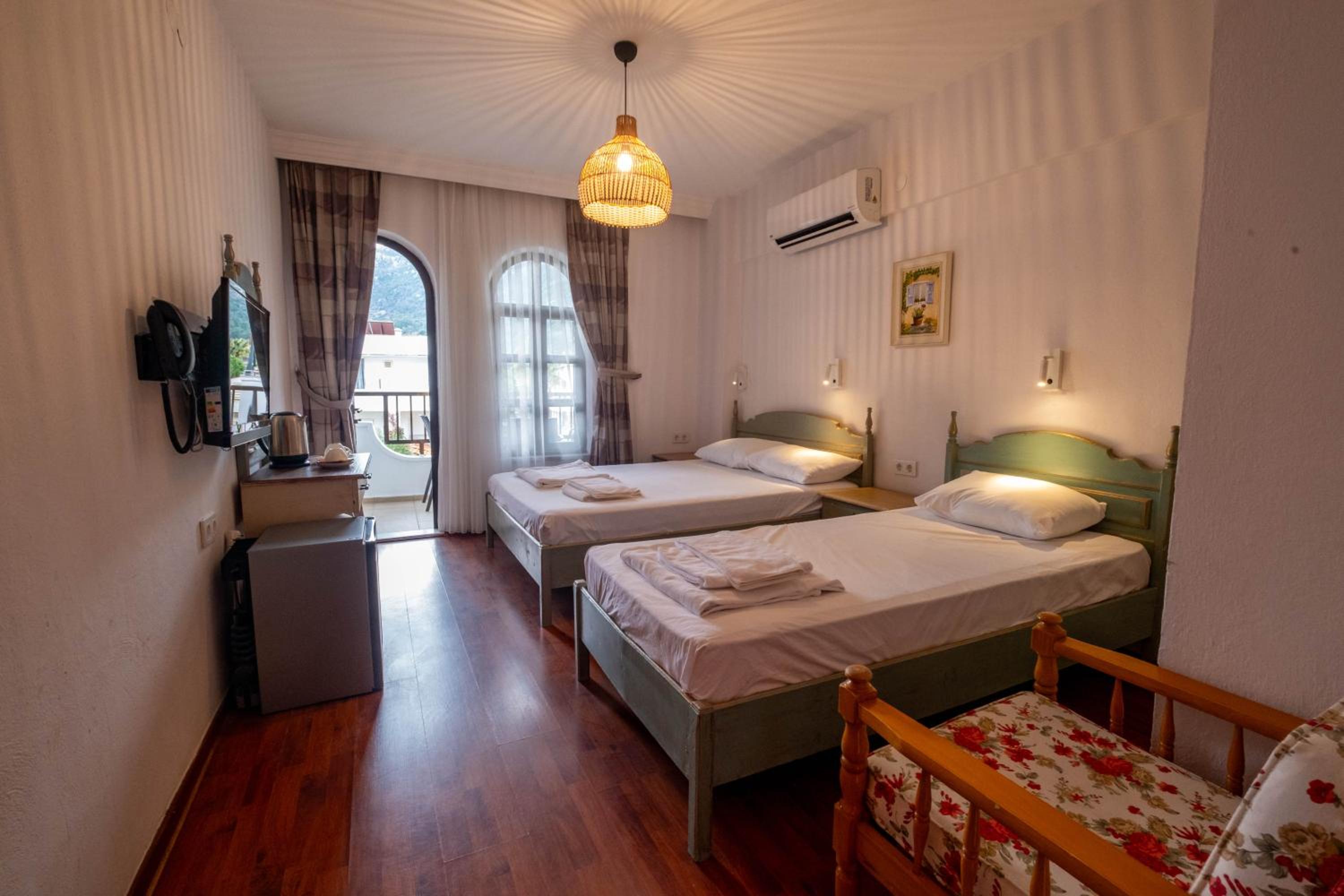 Triple Room with Side Sea View - Photo 7