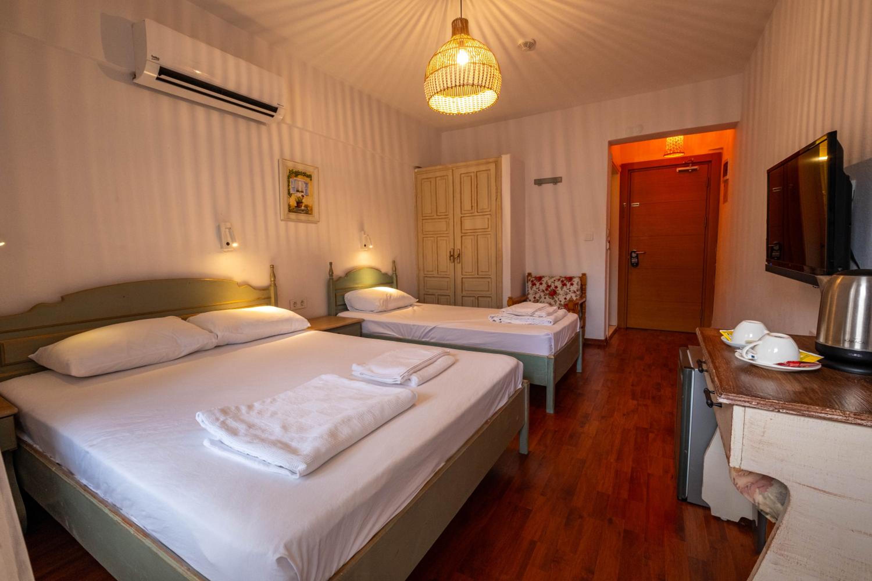 Triple Room with Side Sea View - Photo 1