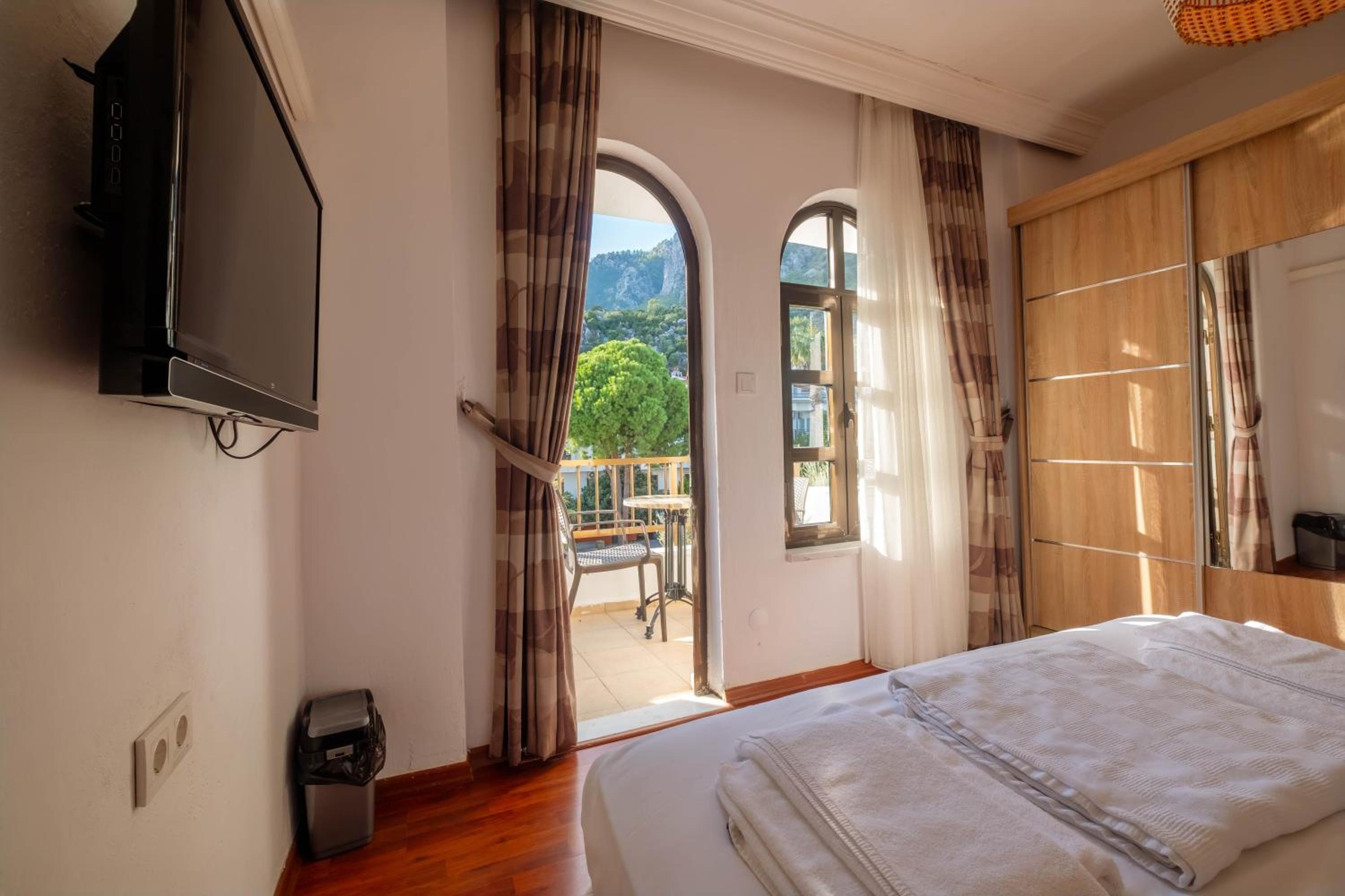 Family Room with Mountain View - Photo 9