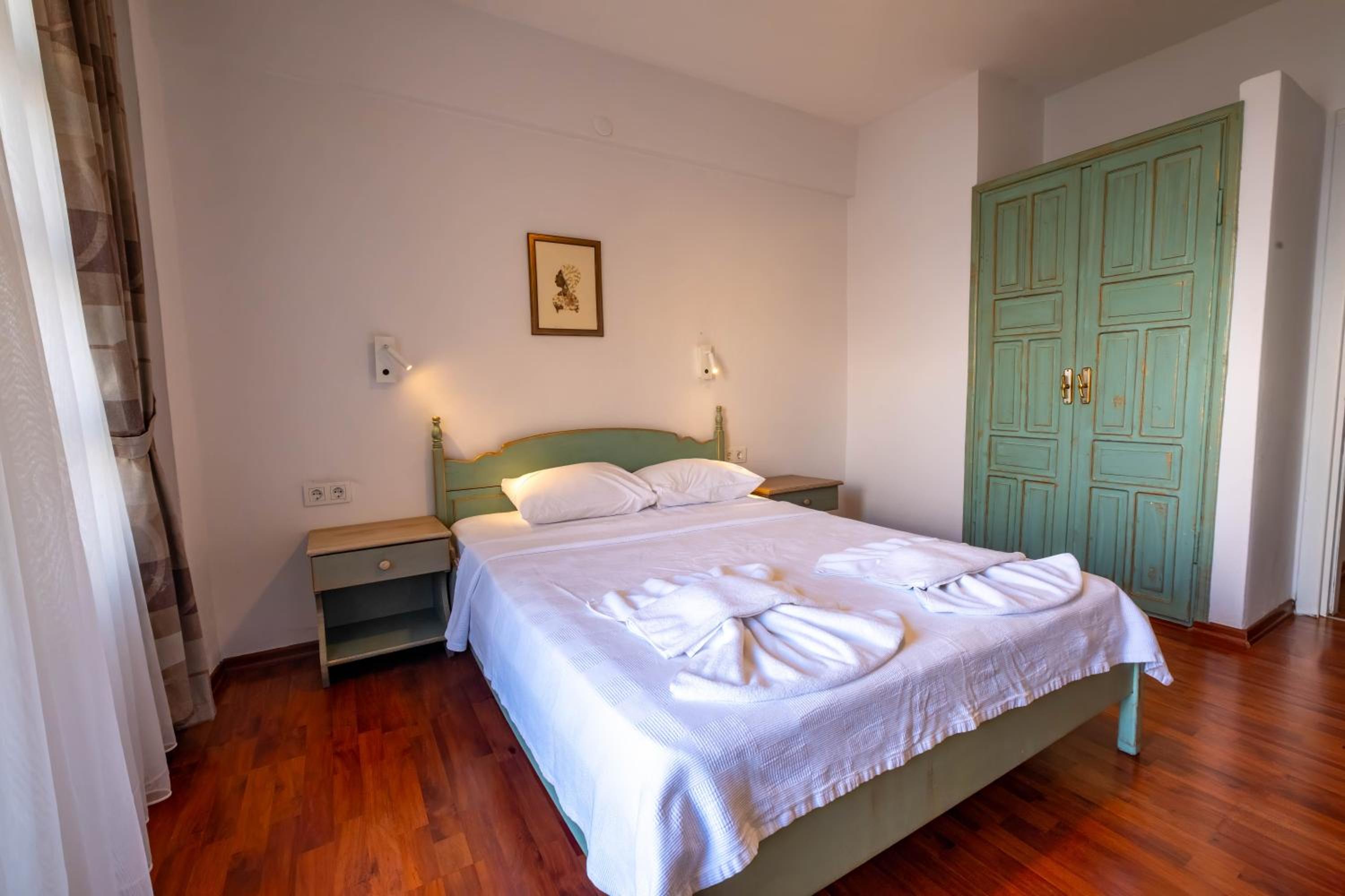 Double or Twin Room with Side Sea View - Photo 3