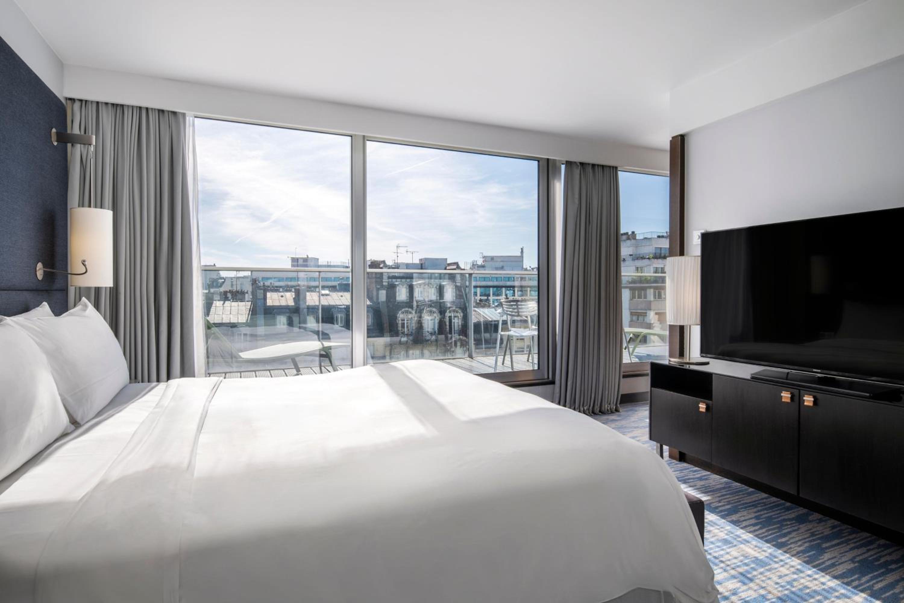 Paris Sky View Terrace Room with Breakfast and Eiffel Tower View