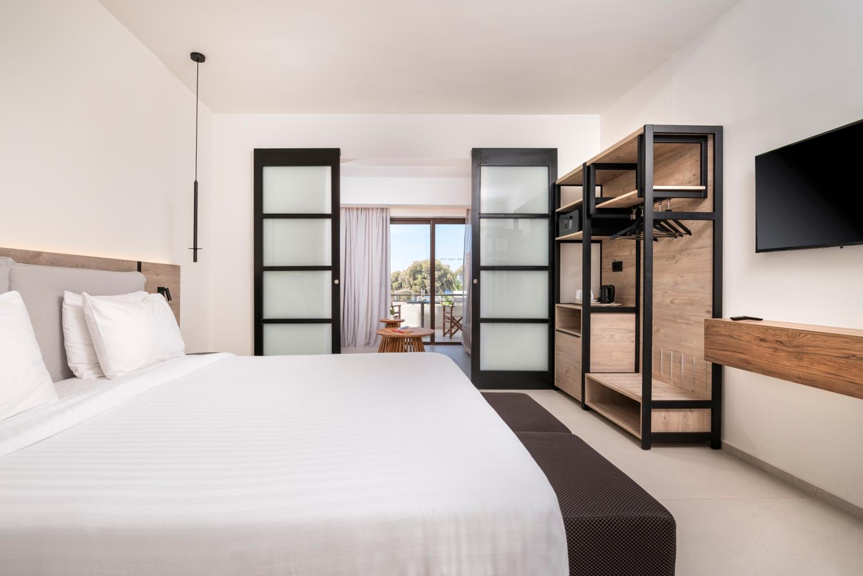 One-Bedroom Suite thumbnail 5