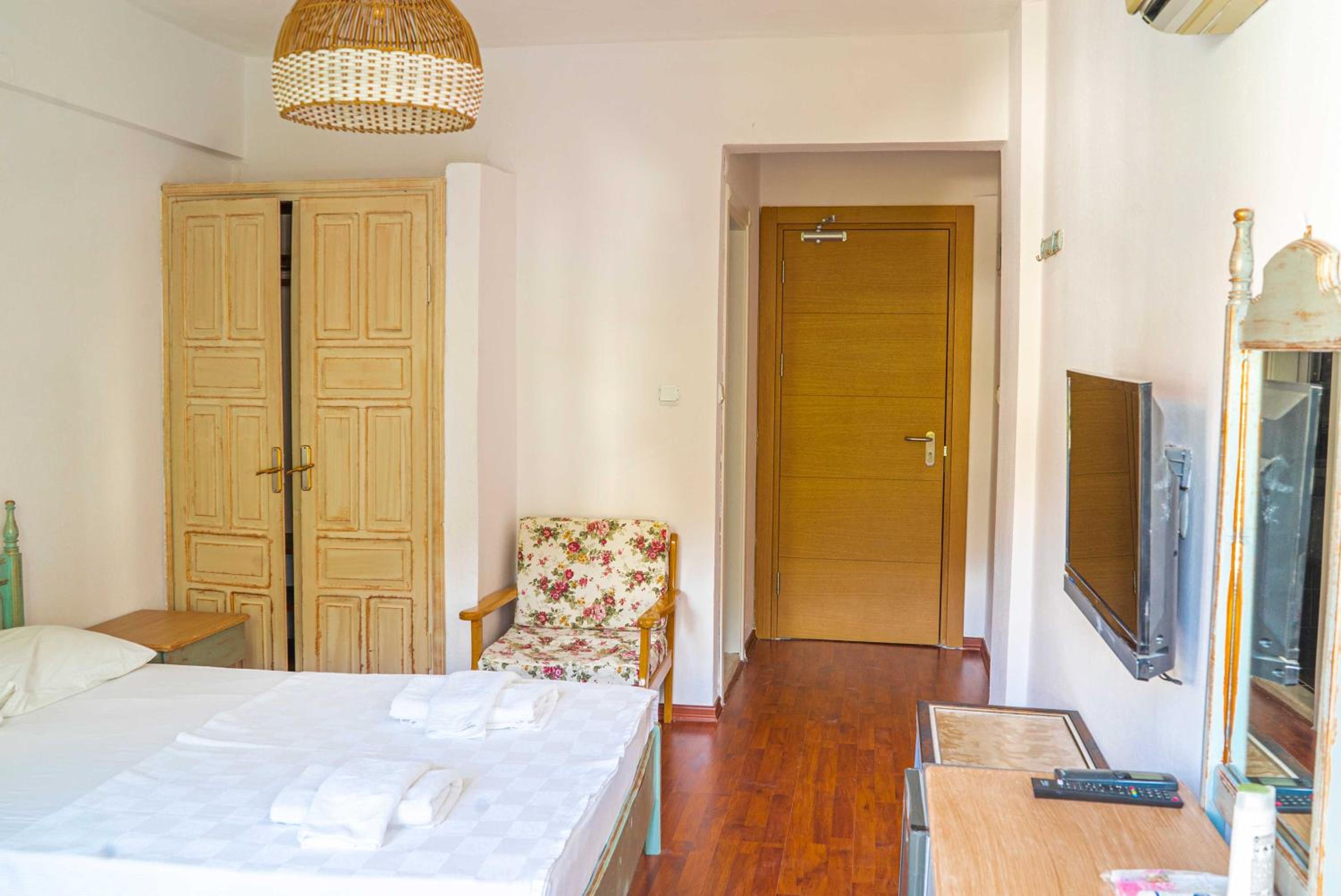 Double or Twin Room with Side Sea View - Photo 4