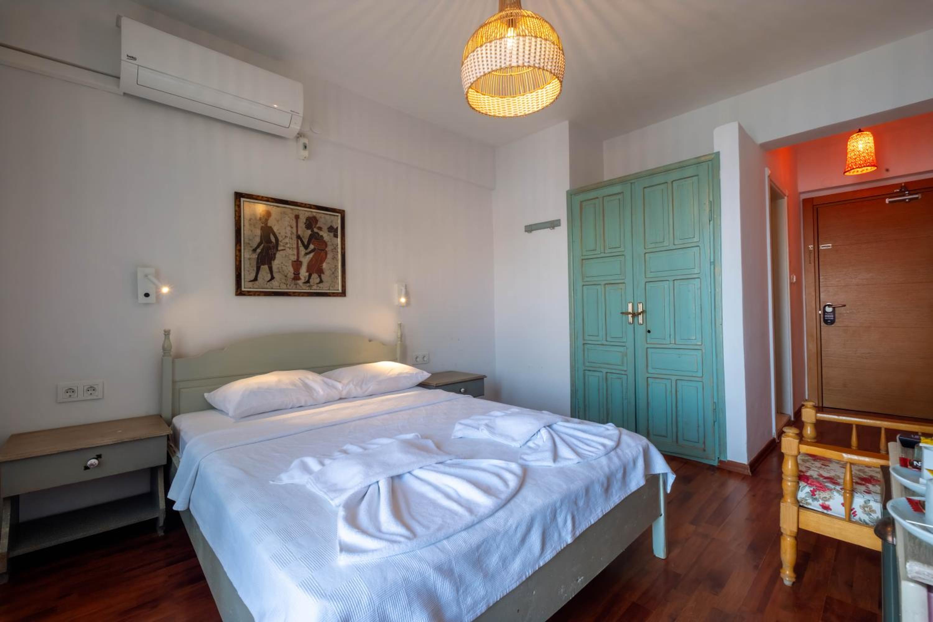 Double or Twin Room with Side Sea View - Photo 5