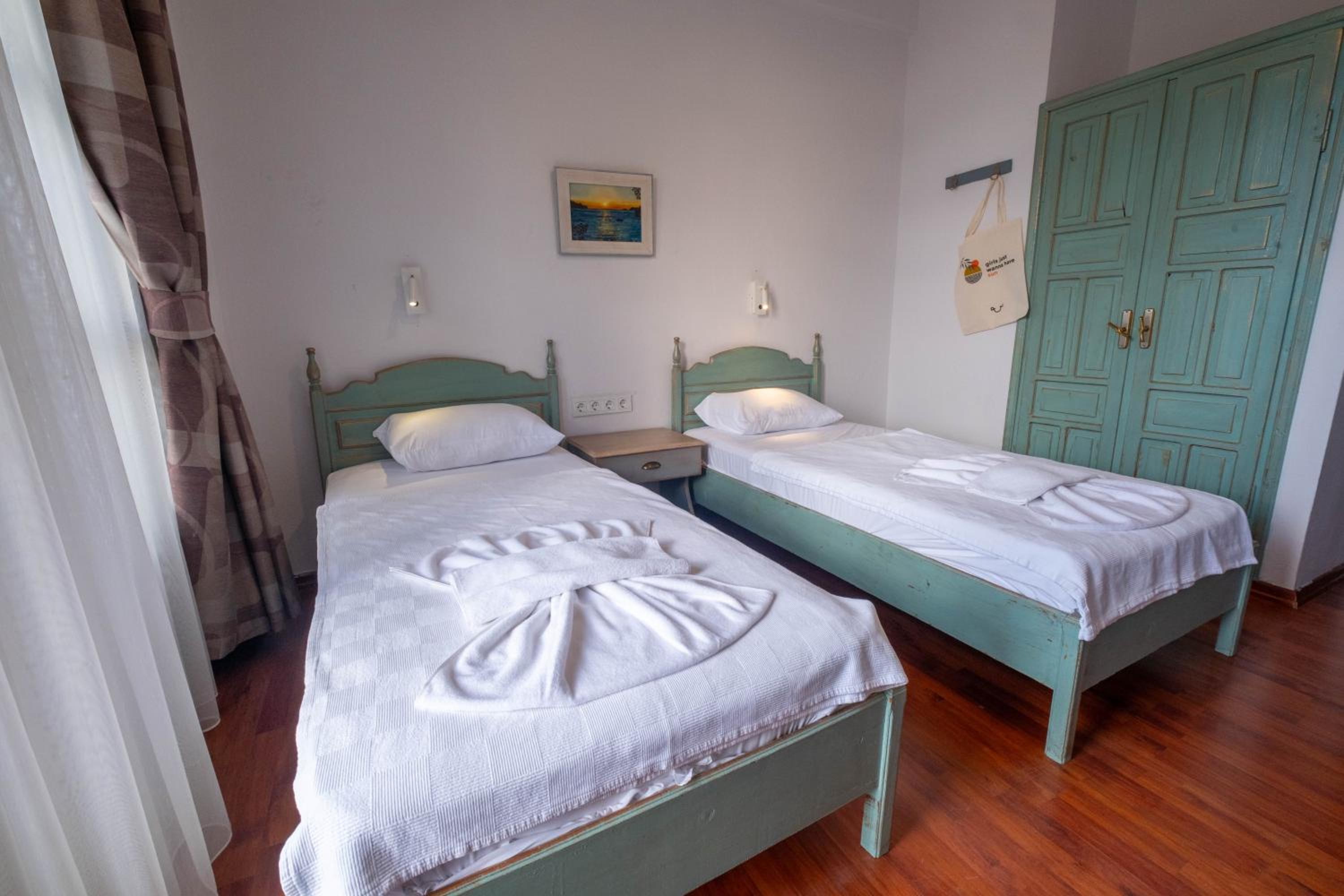 Double or Twin Room with Side Sea View - Photo 8