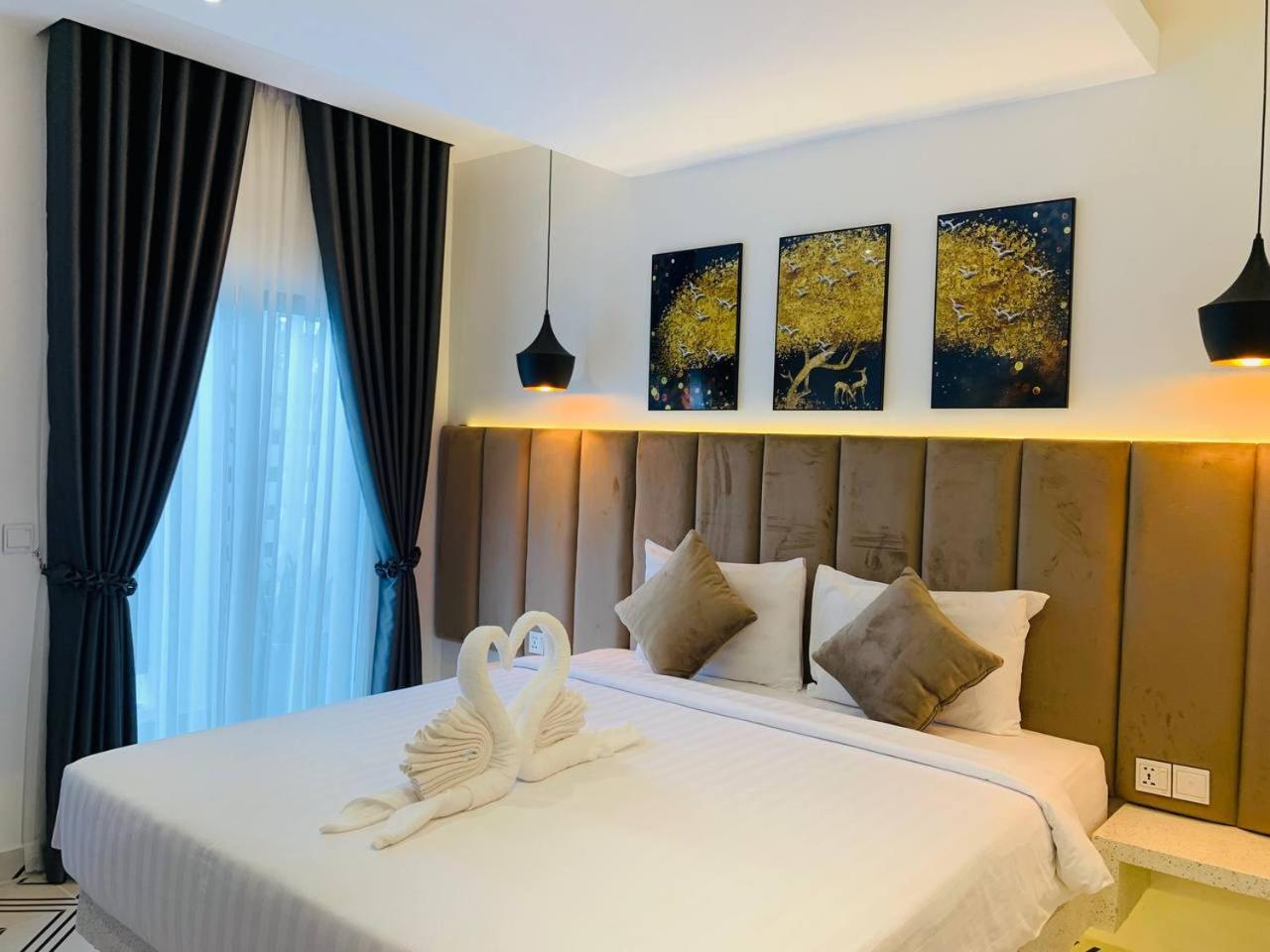 Suite with Pool View - Photo 1