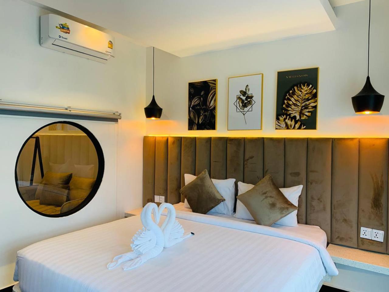 Suite with Pool View - Photo 11