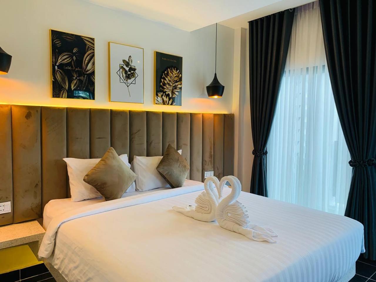 Suite with Pool View - Photo 12