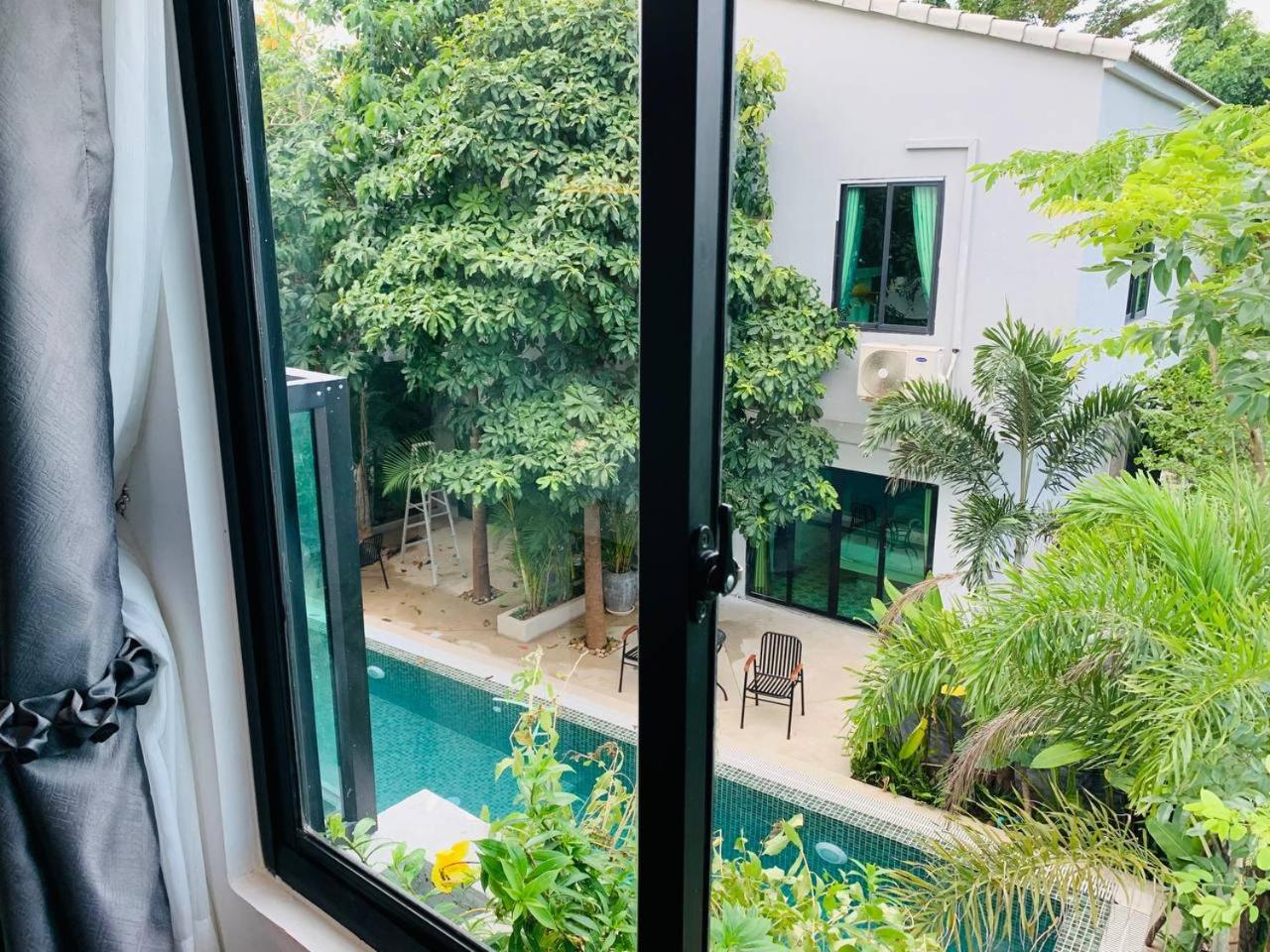 Suite with Pool View - Photo 14