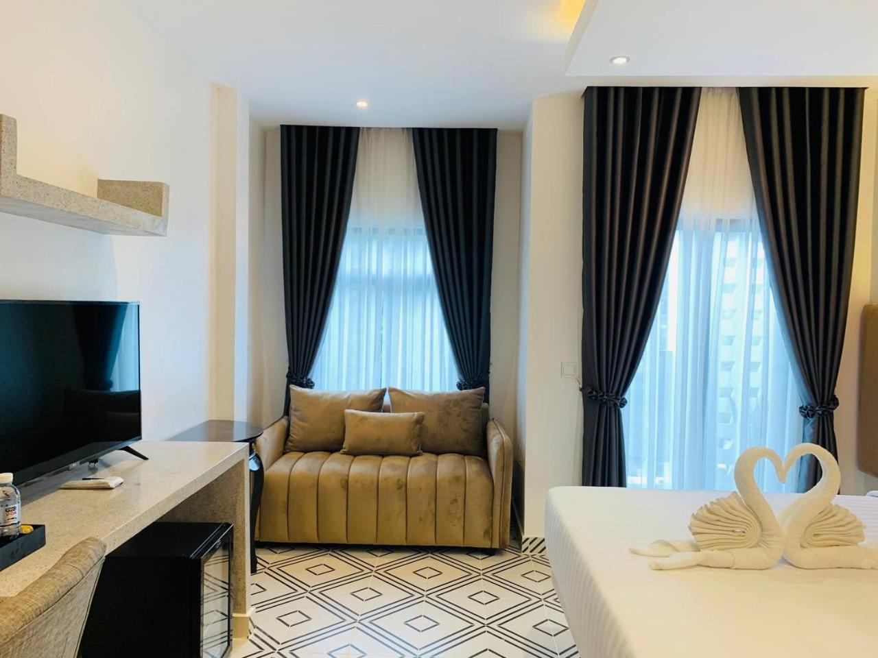 Suite with Pool View - Photo 15