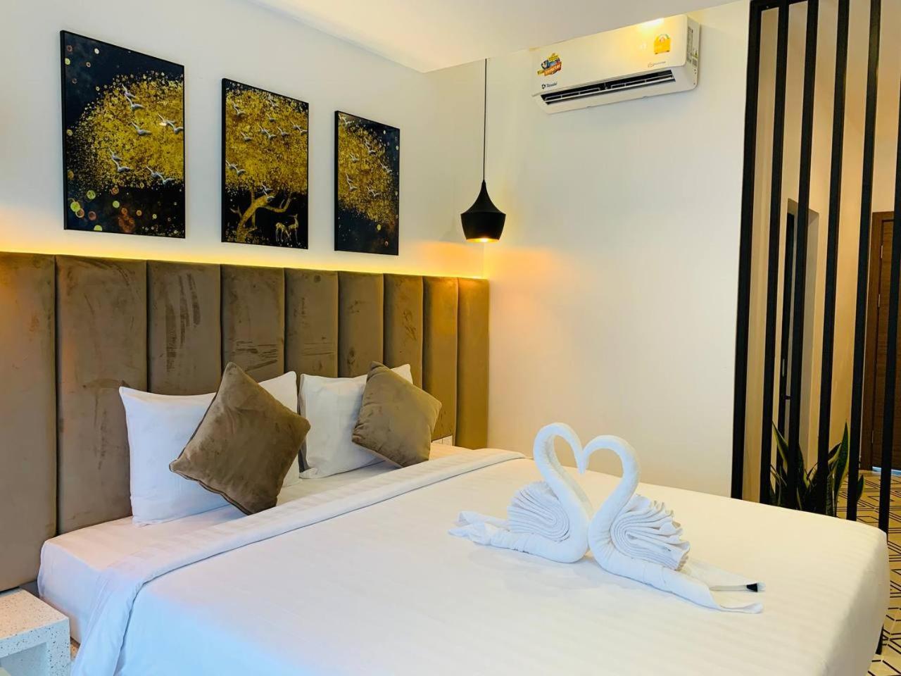 Suite with Pool View - Photo 16