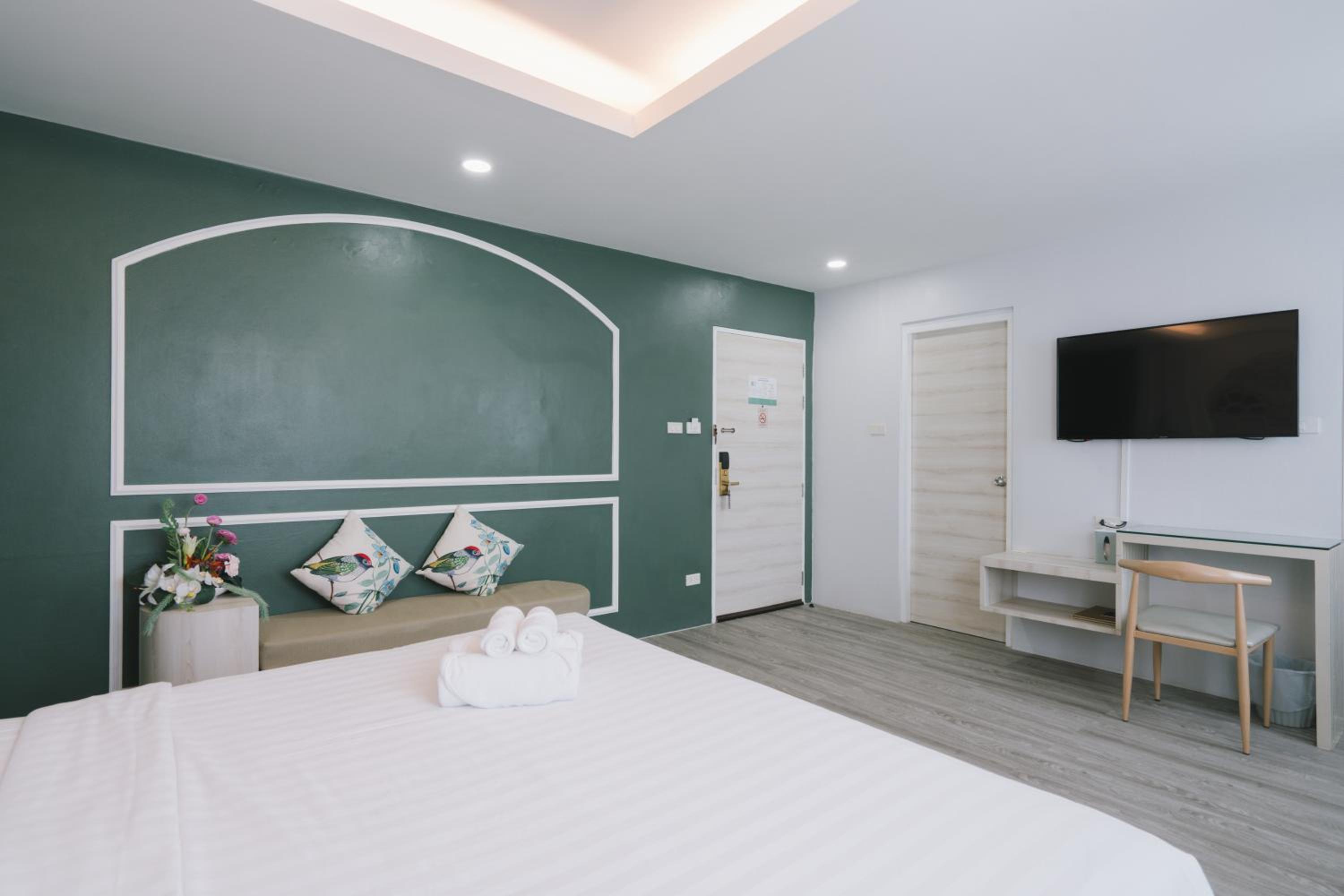 Deluxe King Room - Photo 1