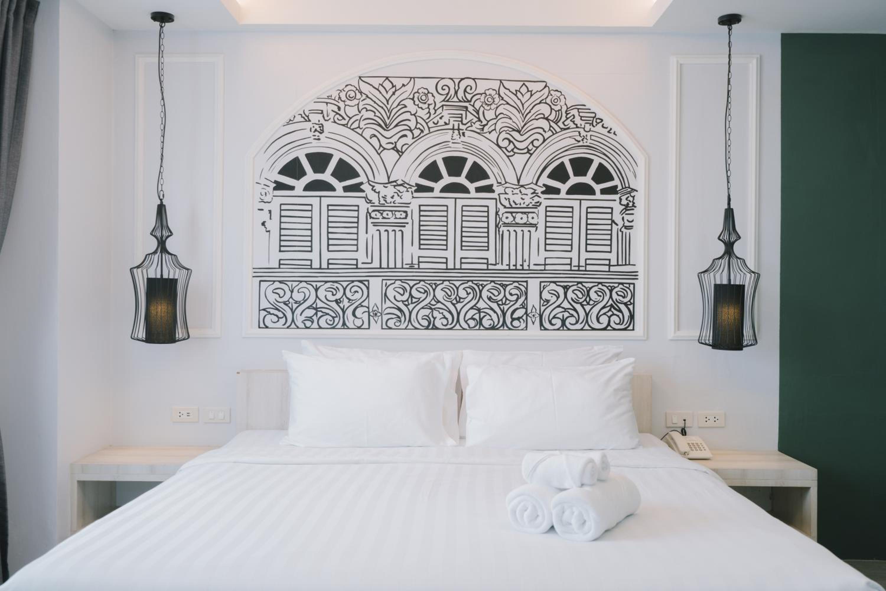 Deluxe King Room - Photo 7