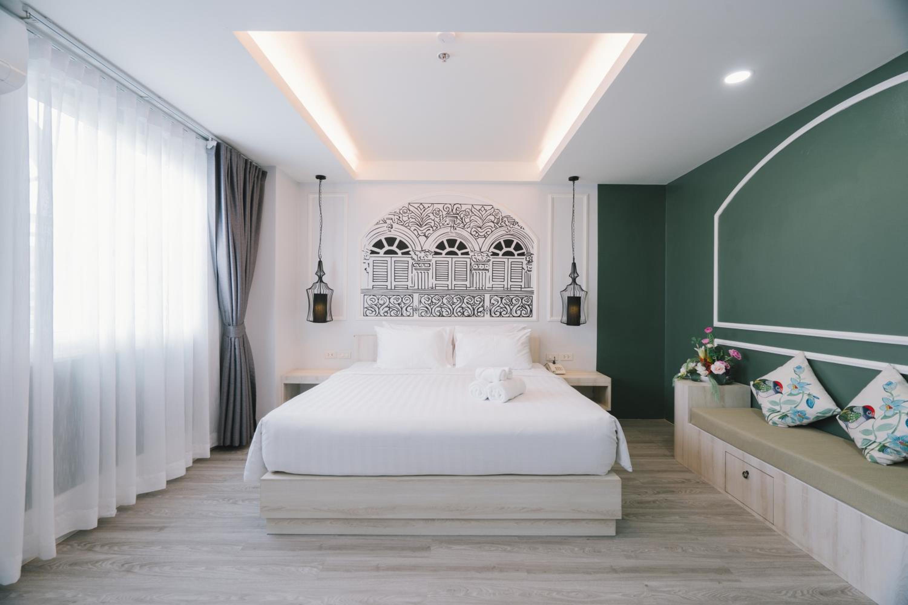 Deluxe King Room - Photo 8