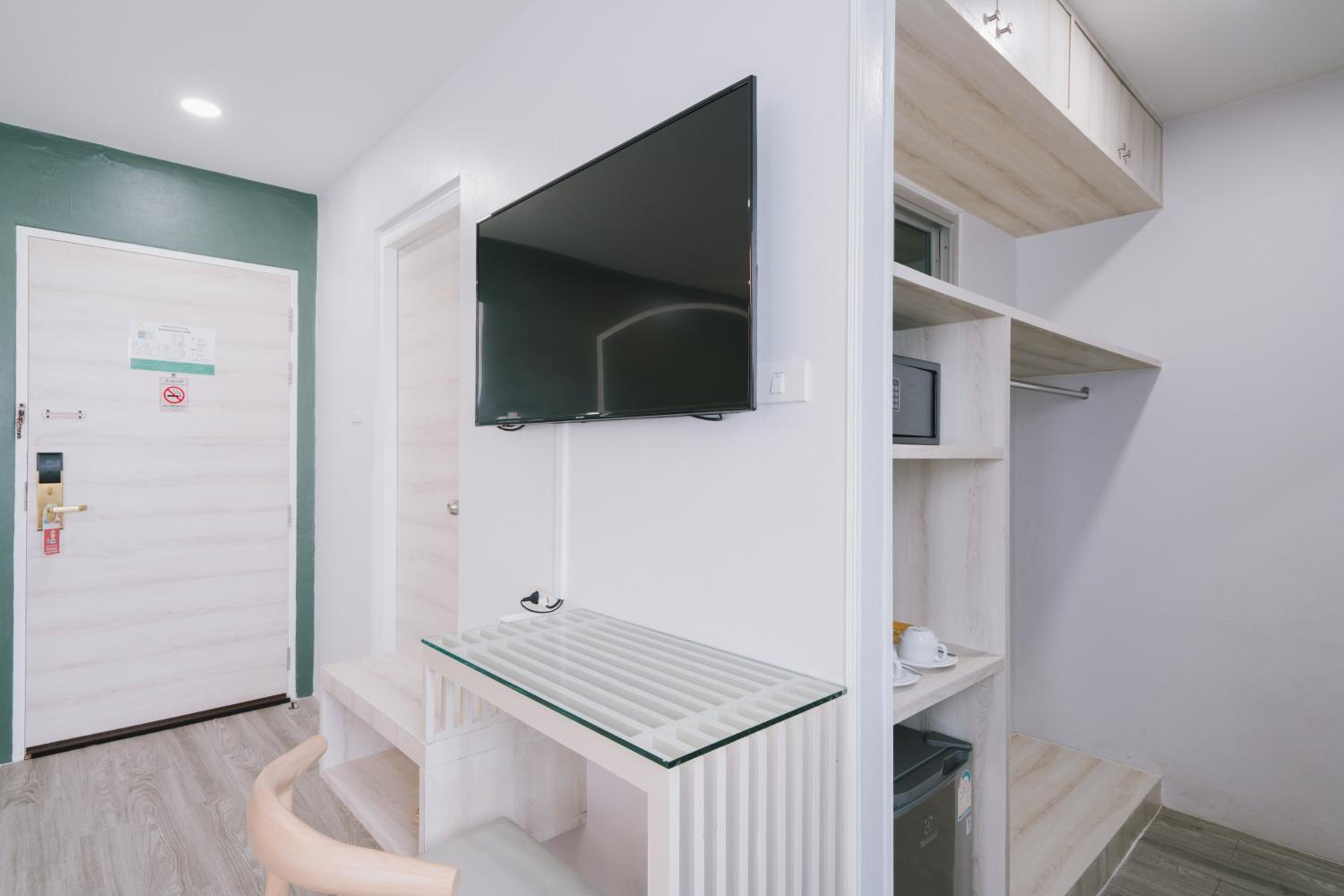 Deluxe King Room - Photo 9