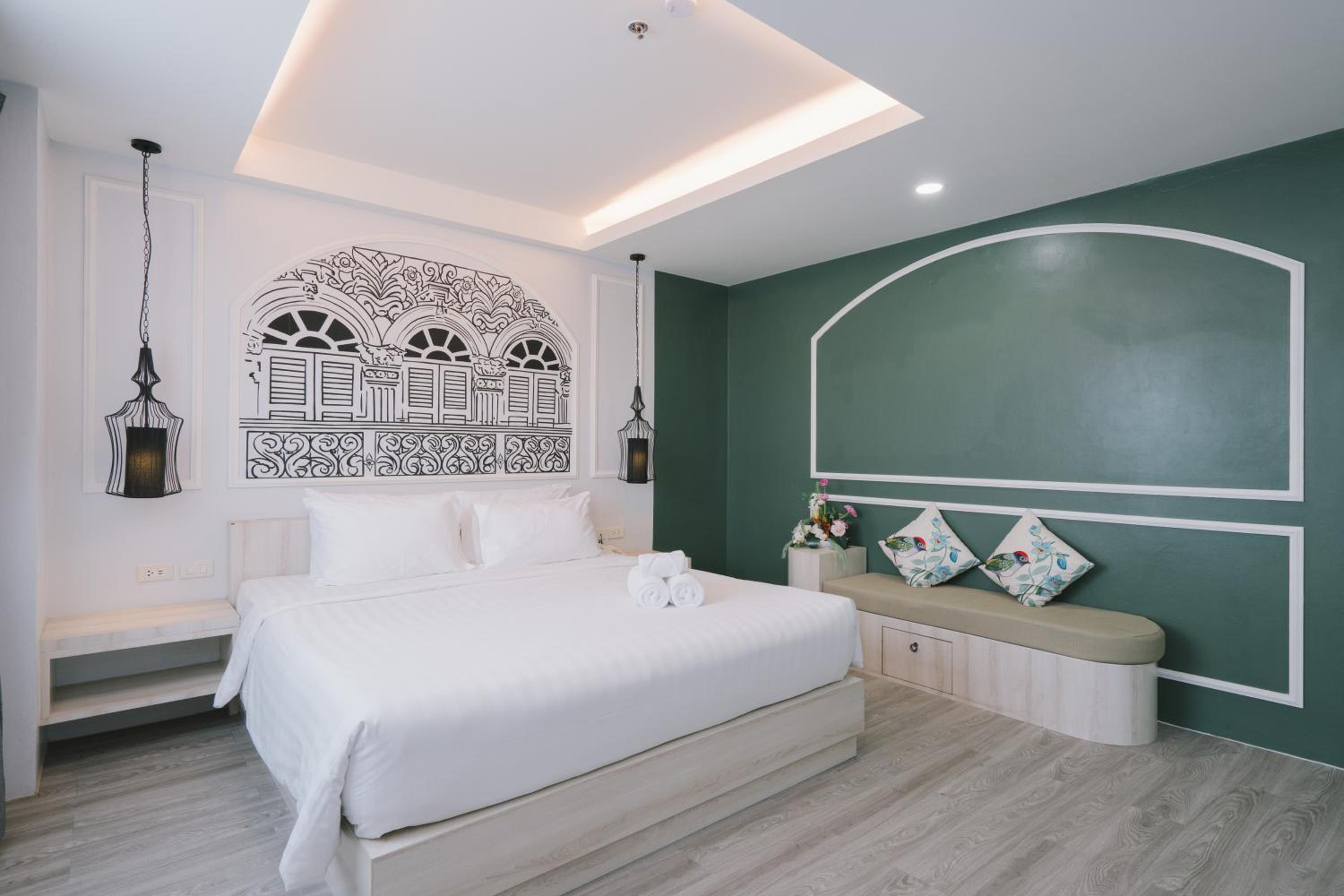 Deluxe King Room - Photo 10