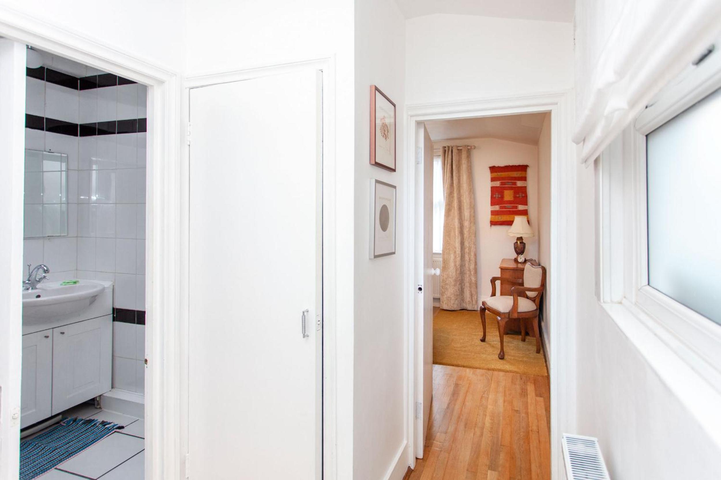 One-Bedroom Apartment photo 2