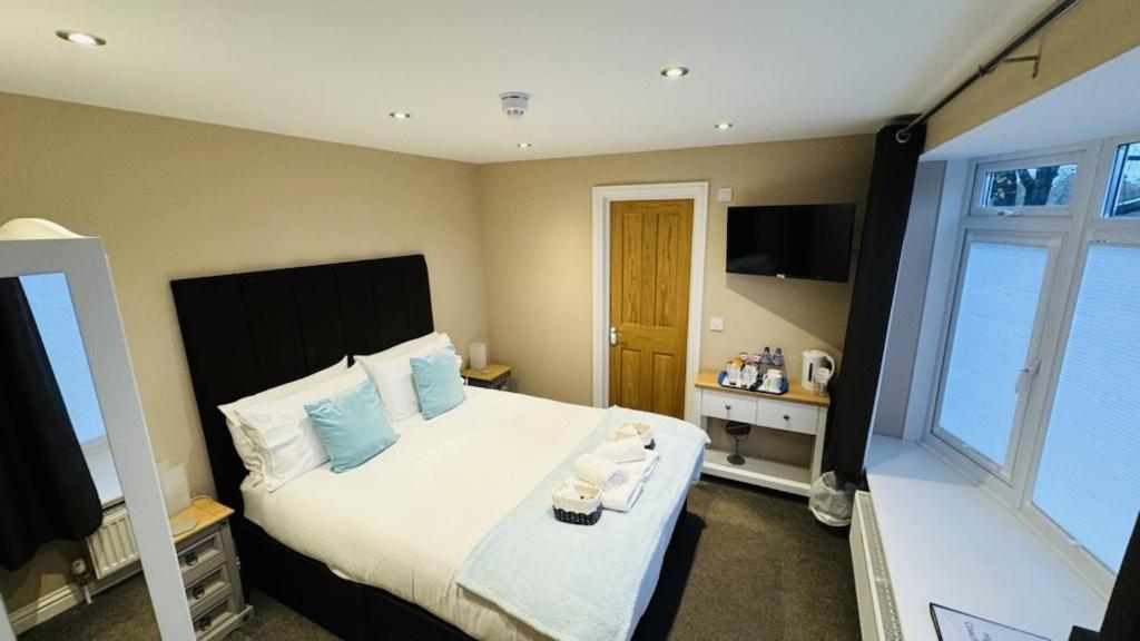 Deluxe Double Room with Shower - Photo 11
