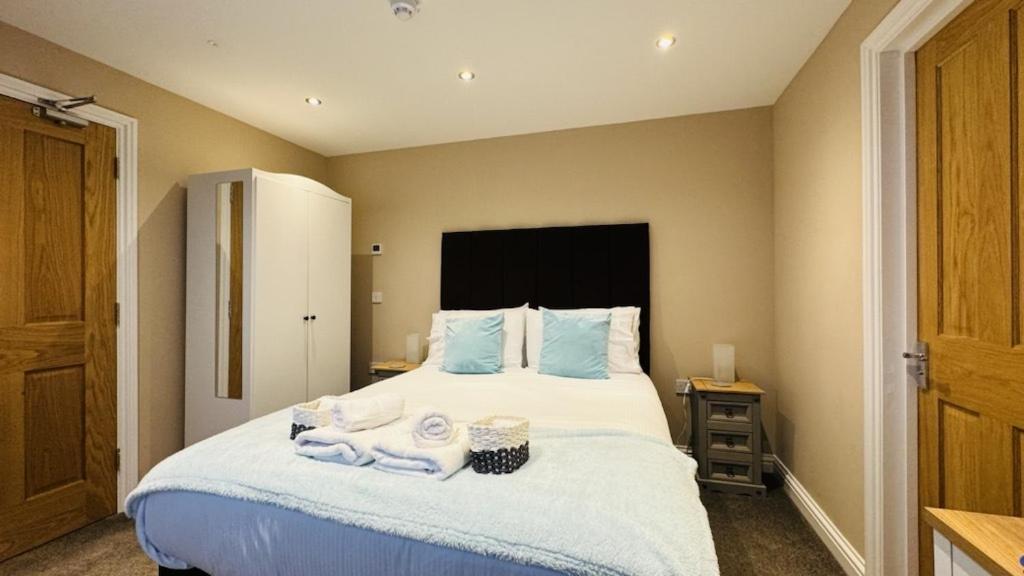 Deluxe Double Room with Shower - Photo 12