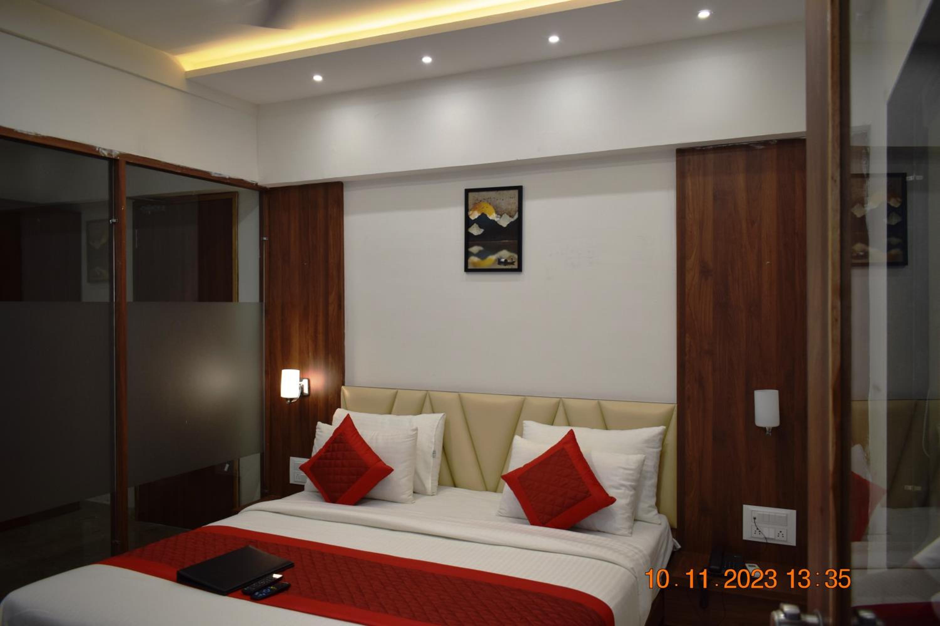 Executive Suite - Photo 1