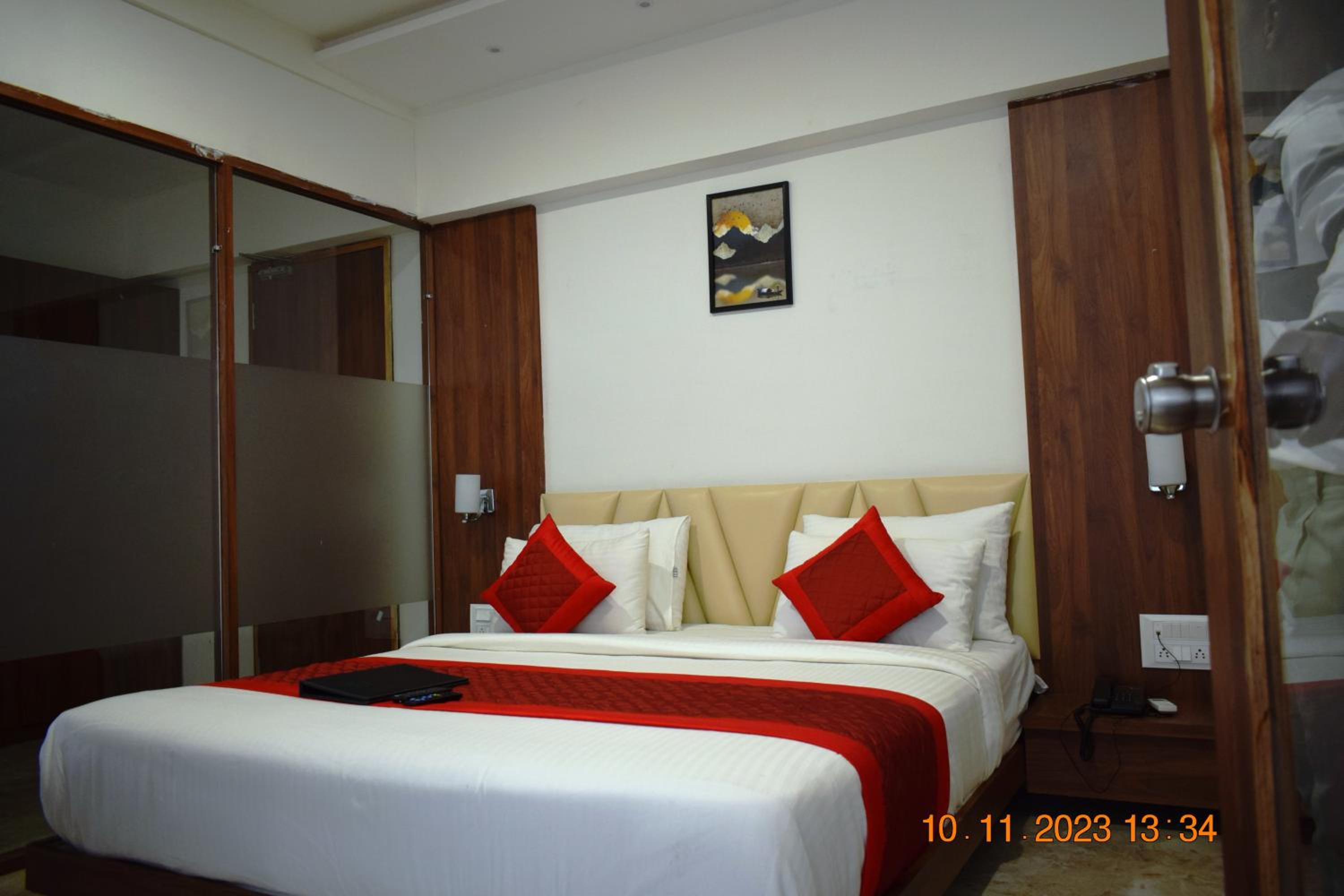 Executive Suite - Photo 12