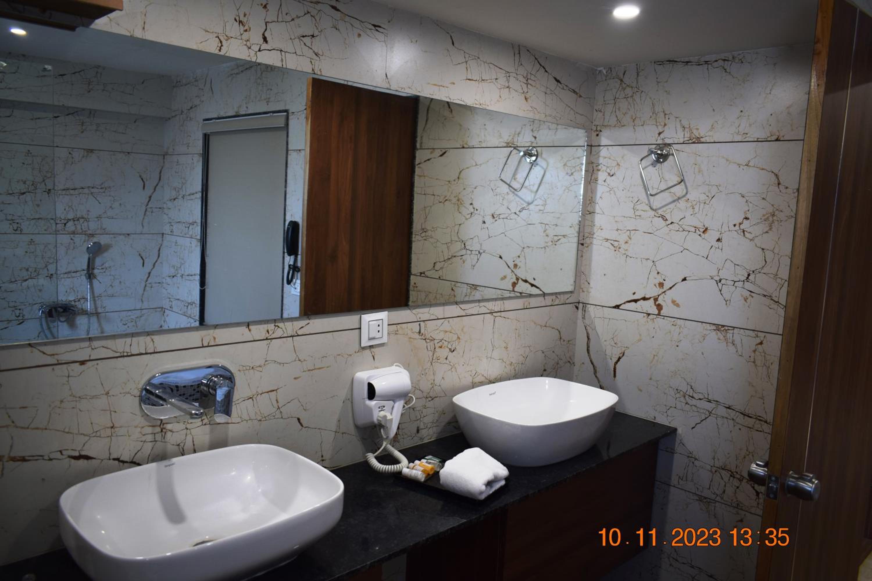 Executive Suite - Photo 5