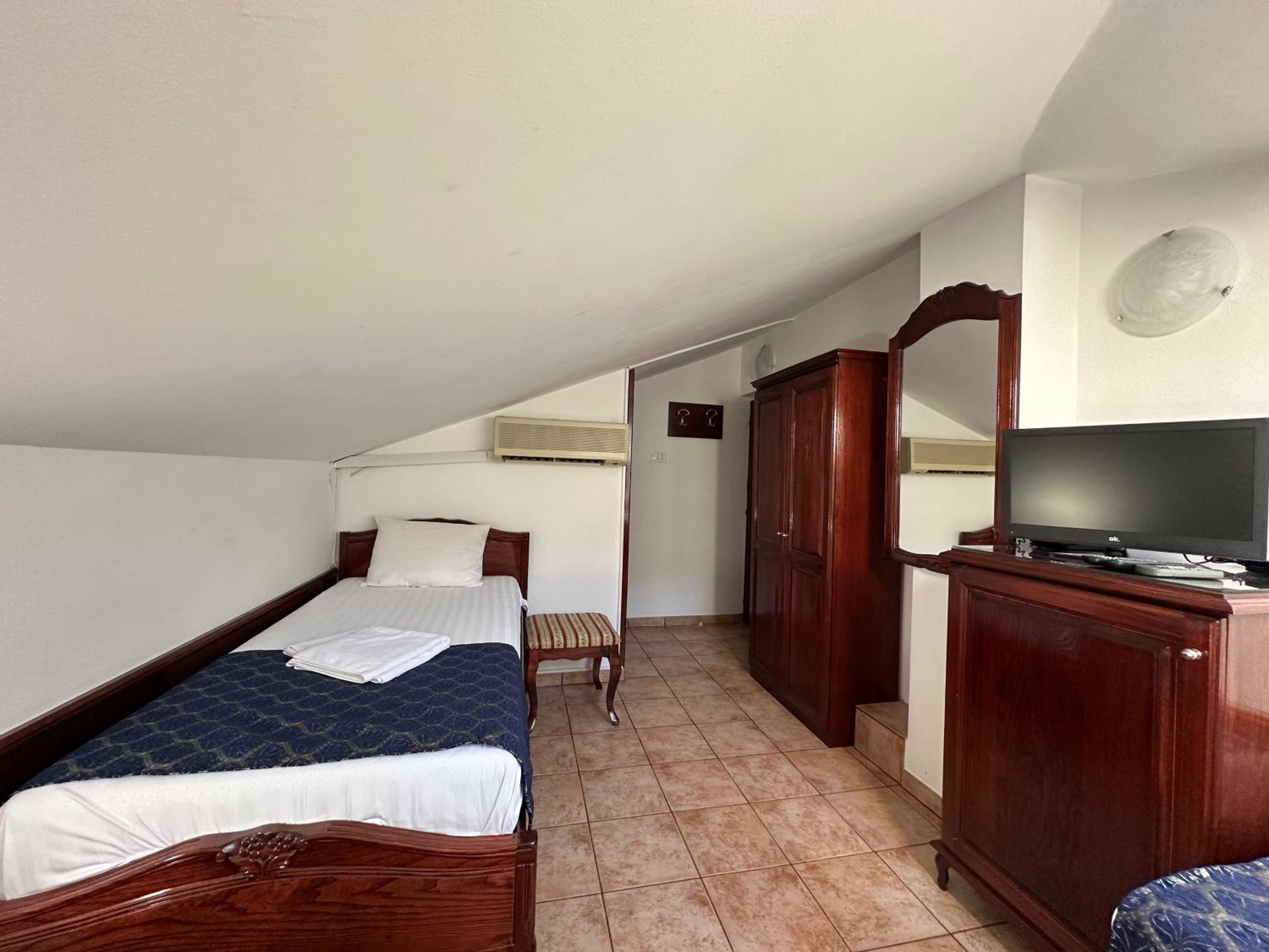 Budget Triple Room photo 2