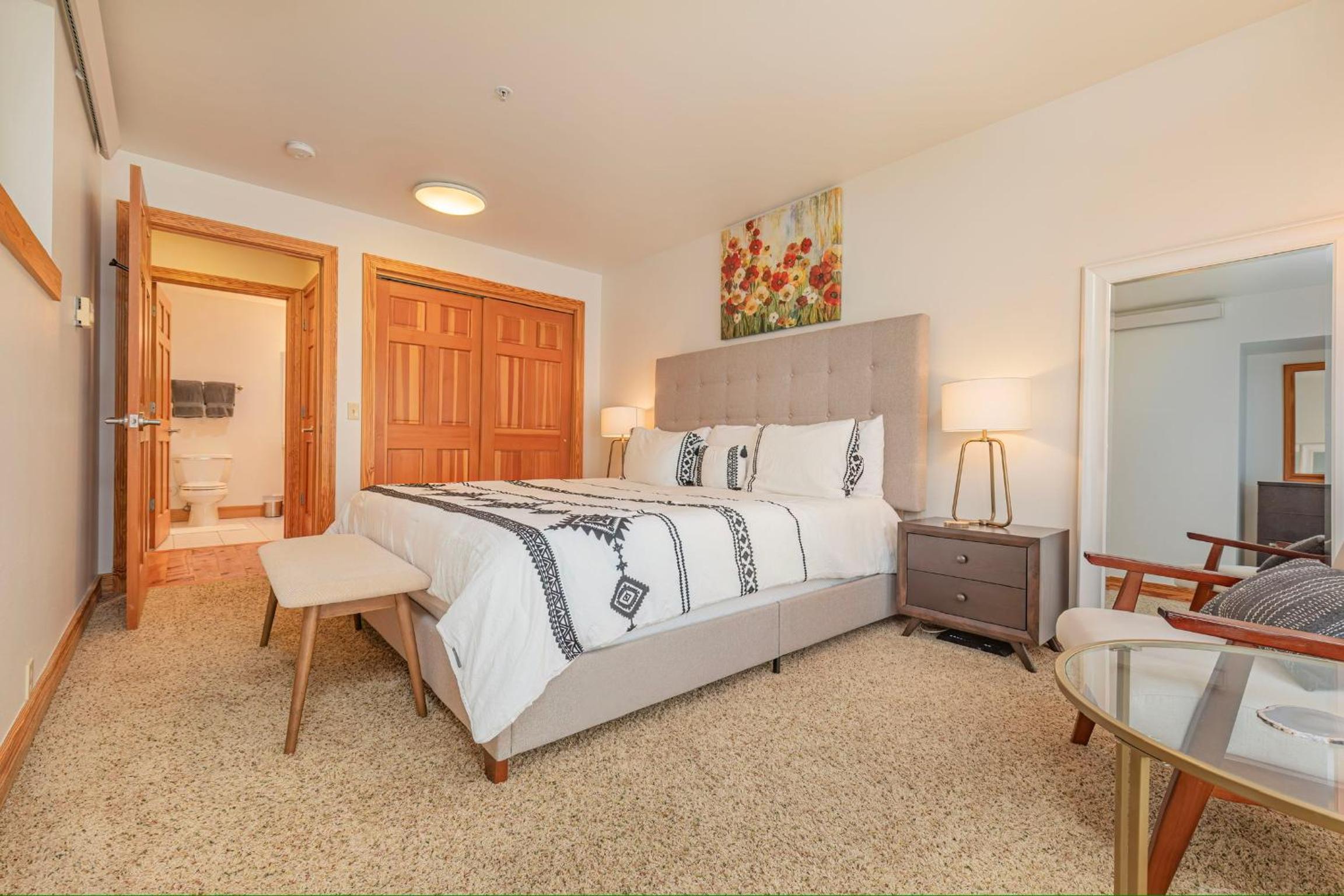 One-Bedroom Apartment photo 2