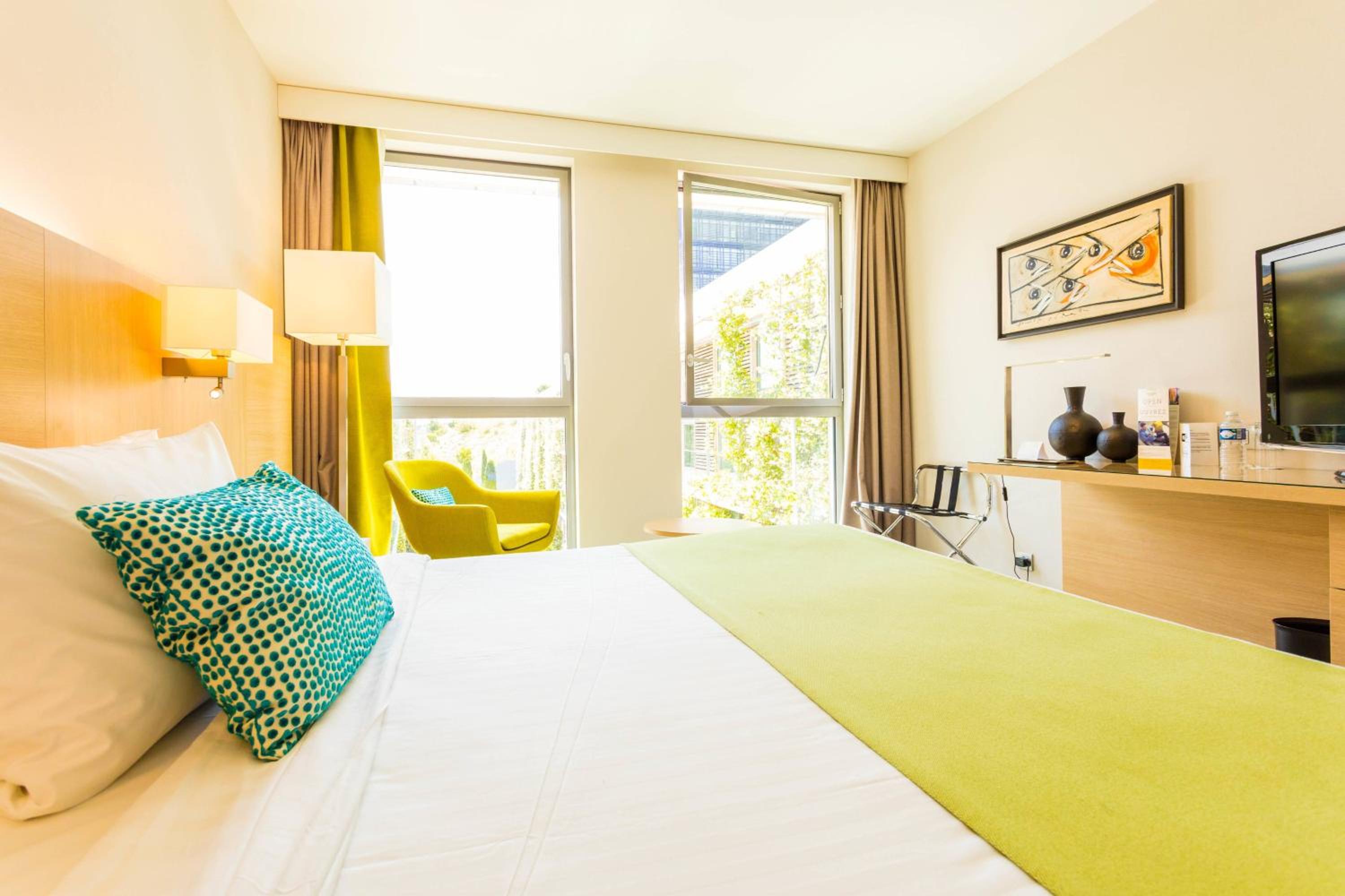 Superior Room with Balcony - Photo 3