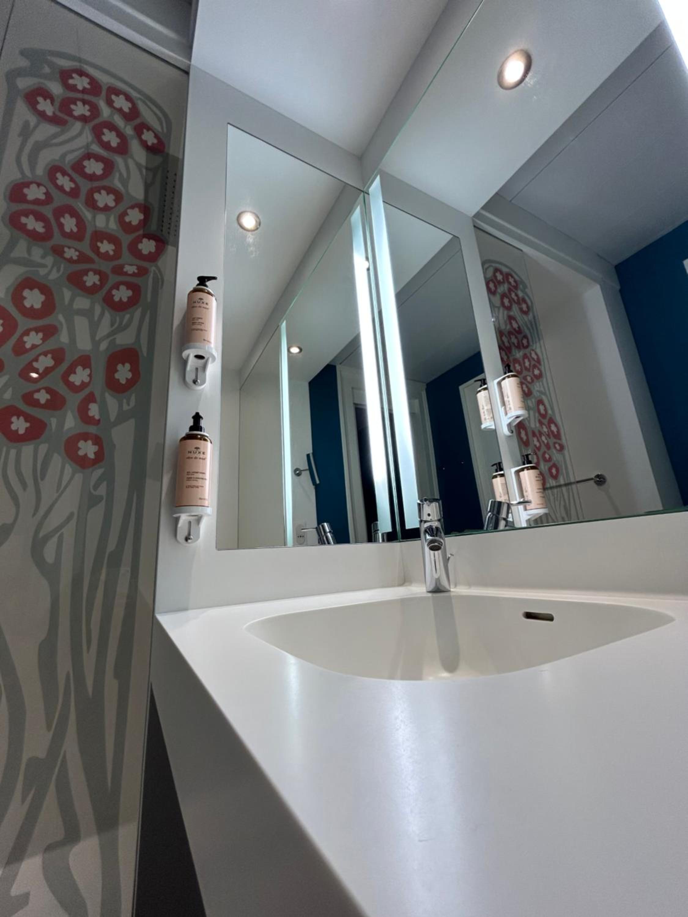 Privilege Room with 1 Double Bed & 1 Single Bed photo 2