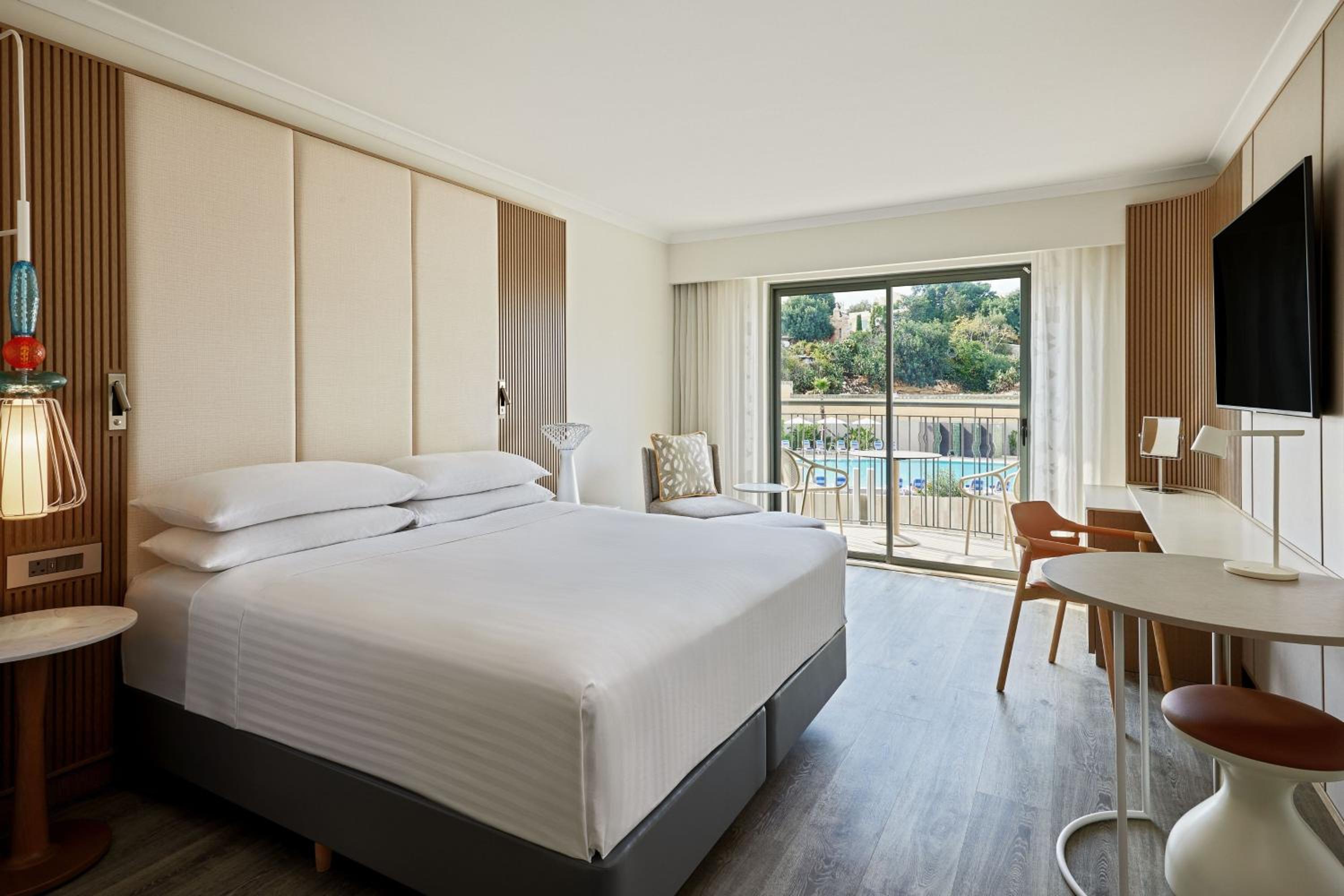 Deluxe Pool View Room, 1 King Bed with Balcony