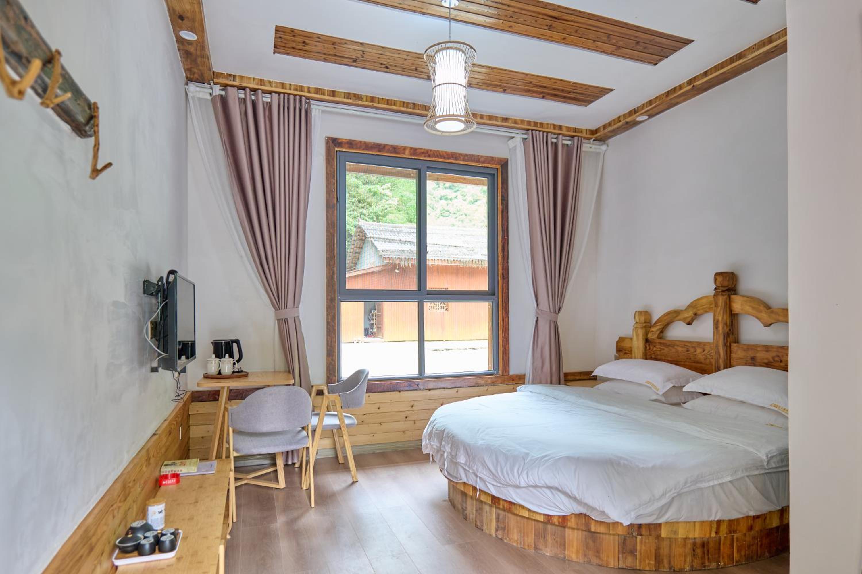 Deluxe Round Room photo 1