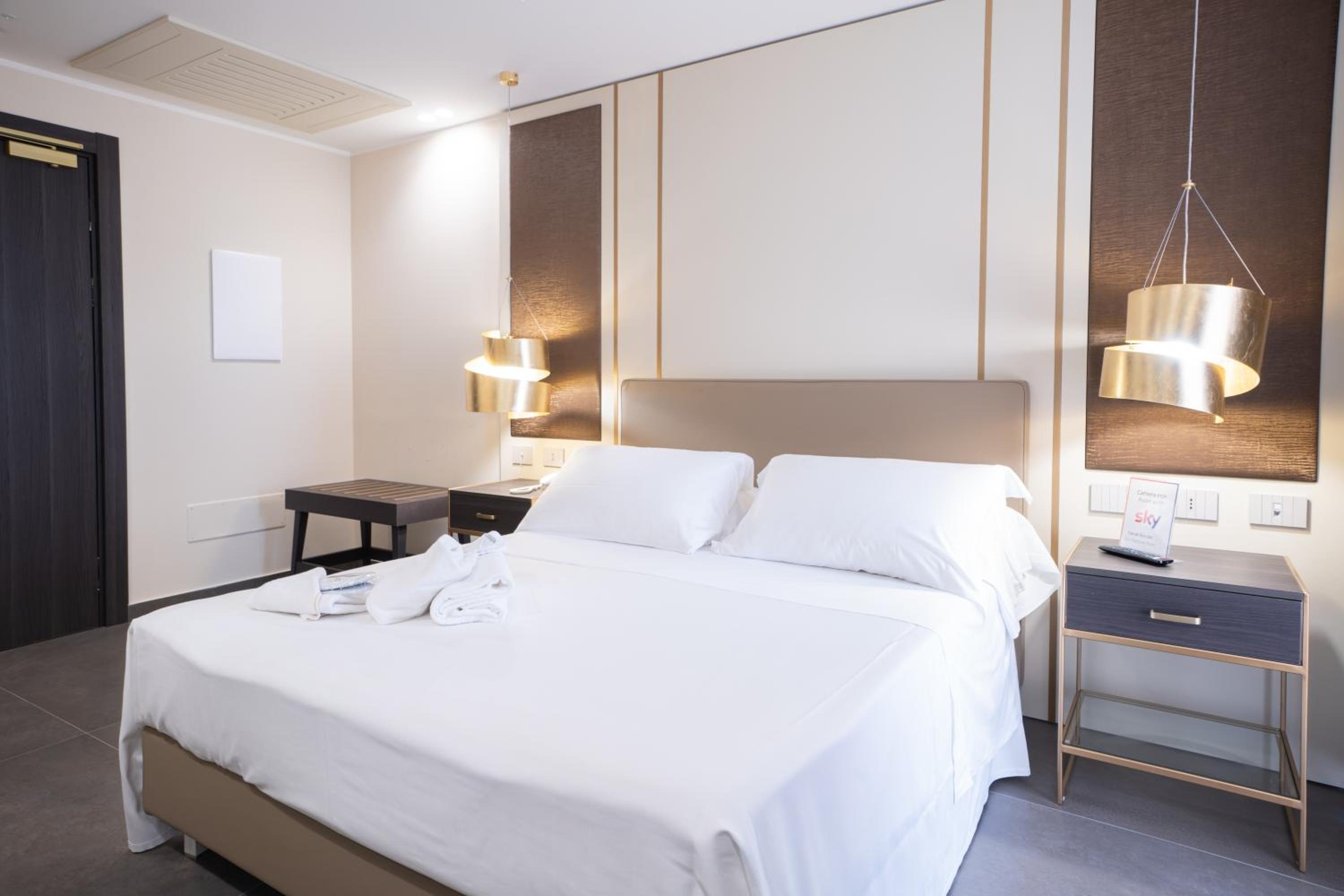 Double or Twin Room - Photo 4