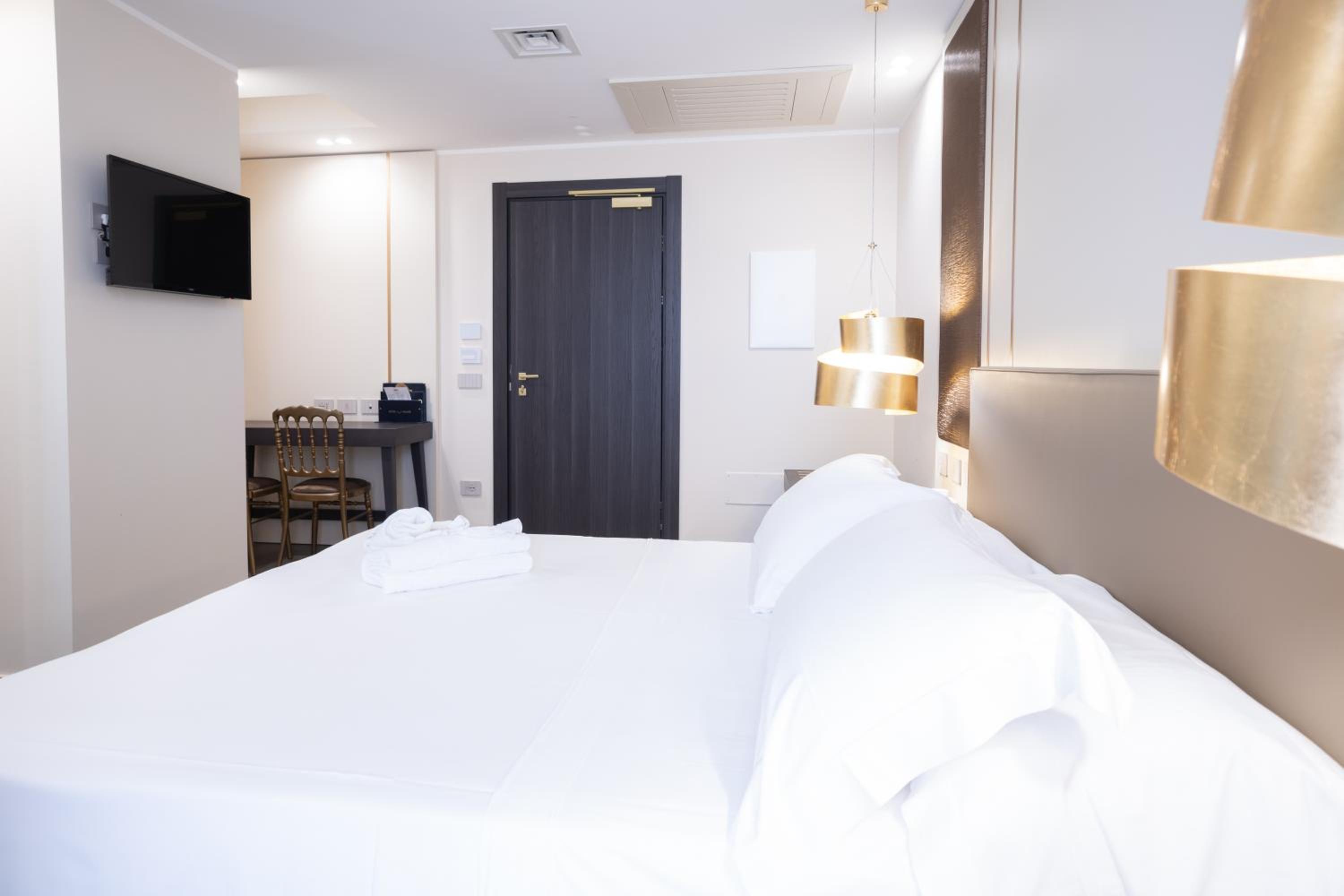 Double or Twin Room - Photo 8