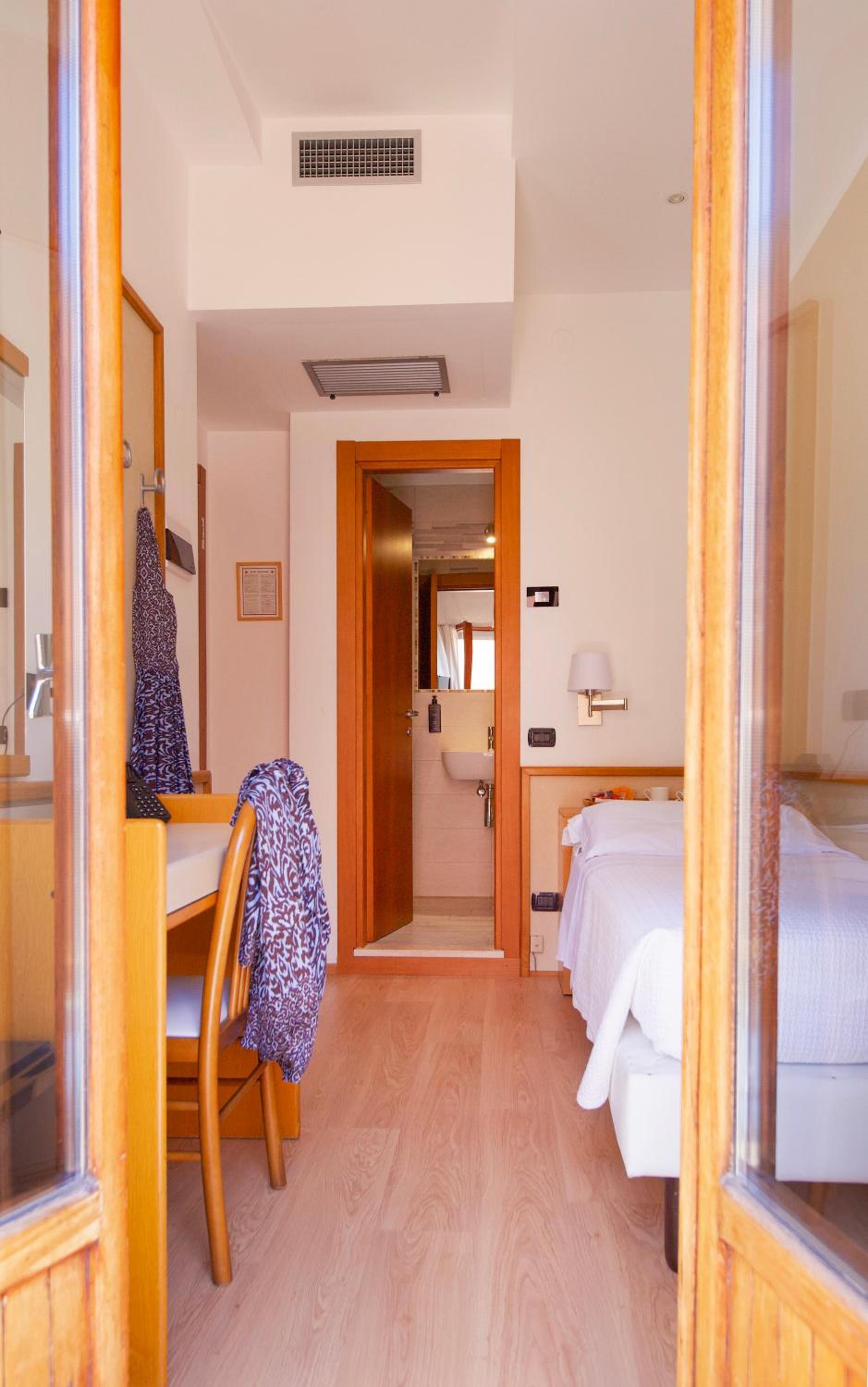 Single Room photo 3